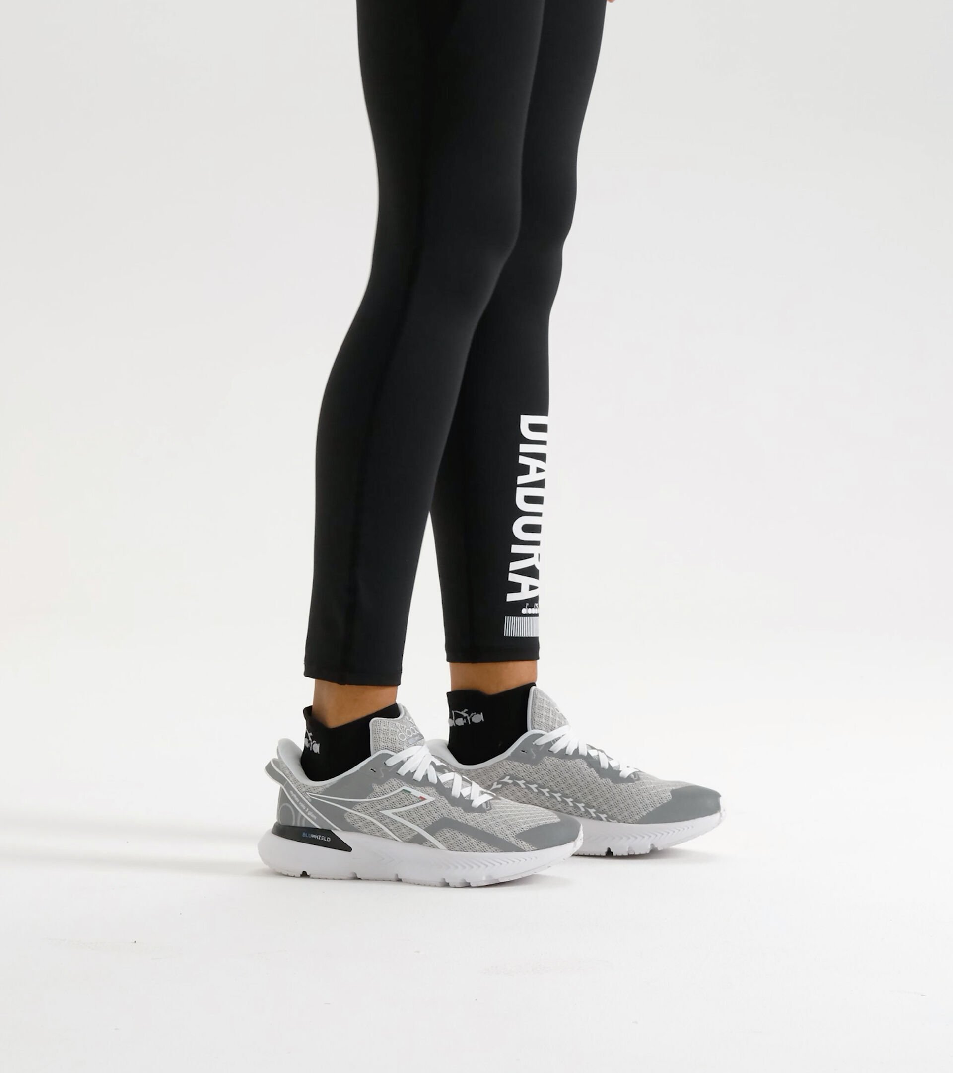 Running shoes - Women
MYTHOS BLUSHIELD VOLO 3 GLAM W SILVER DD/WHITE - Diadora