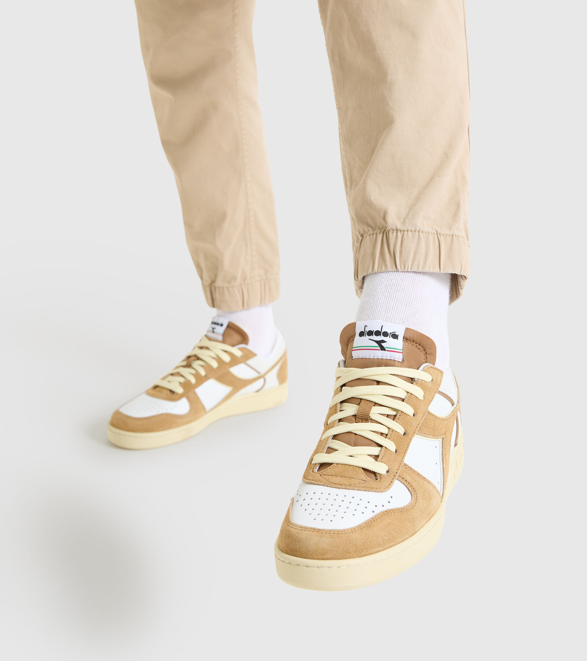 Sporty sneakers - Unisex MAGIC BASKET LOW SUEDE LEATHER WHITE/BROWN DIJON - Diadora