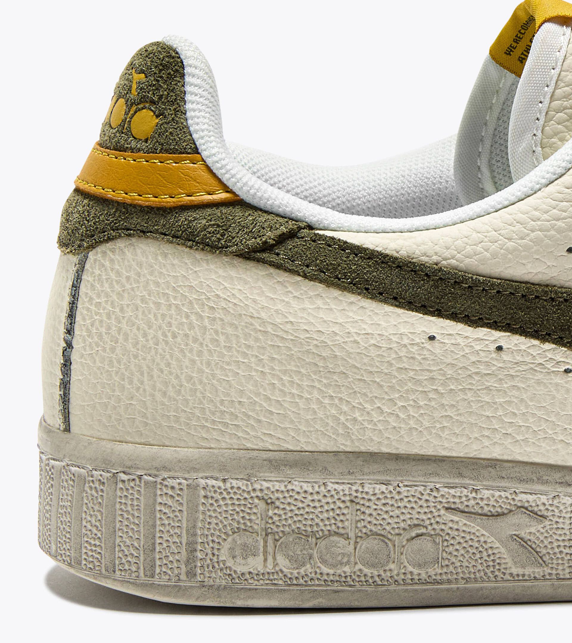 Sporty sneakers - All-Gender GAME L LOW WAXED SUEDE POP WHITE/DEEP LICHEN GREEN - Diadora