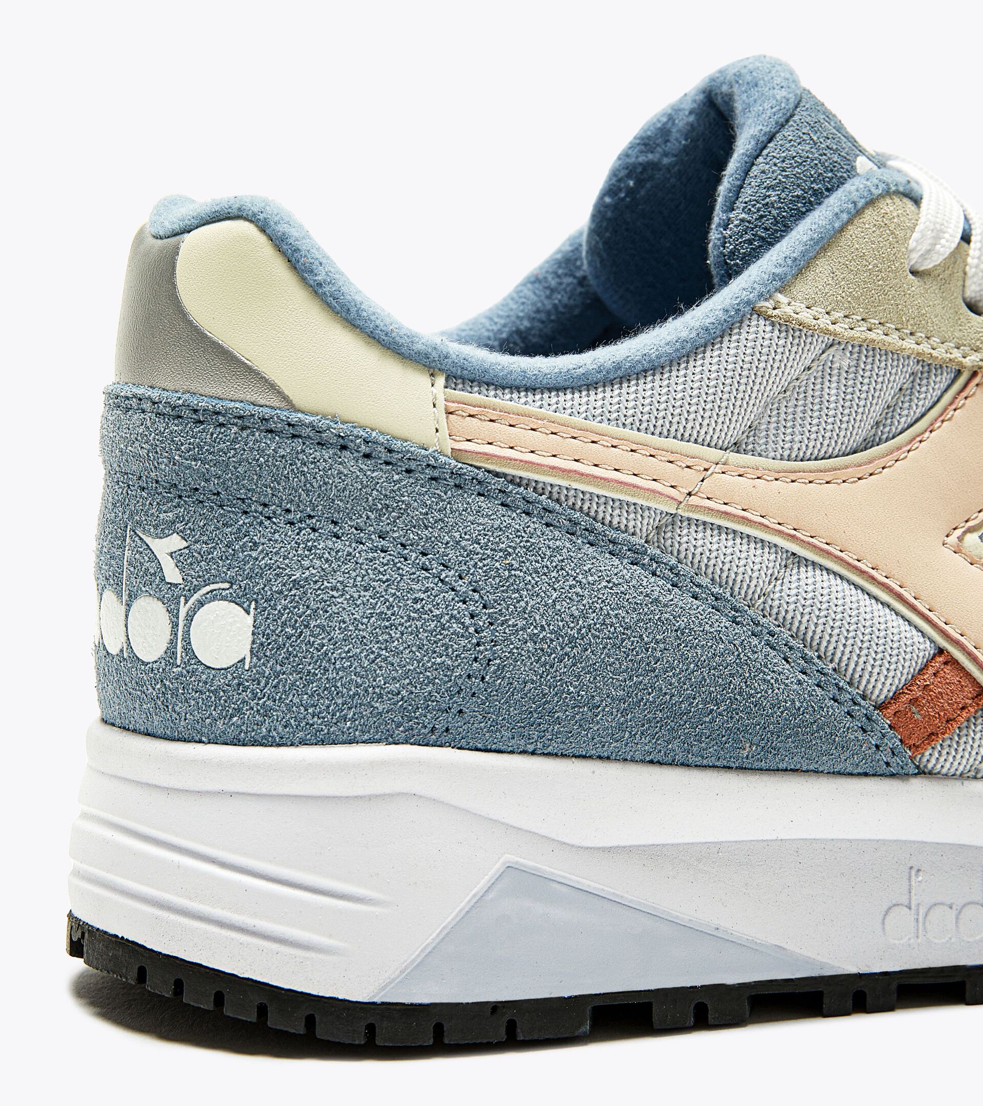 Sporty sneakers - Gender neutral N902 ARCTIC ICE/WHISPER WHITE - Diadora