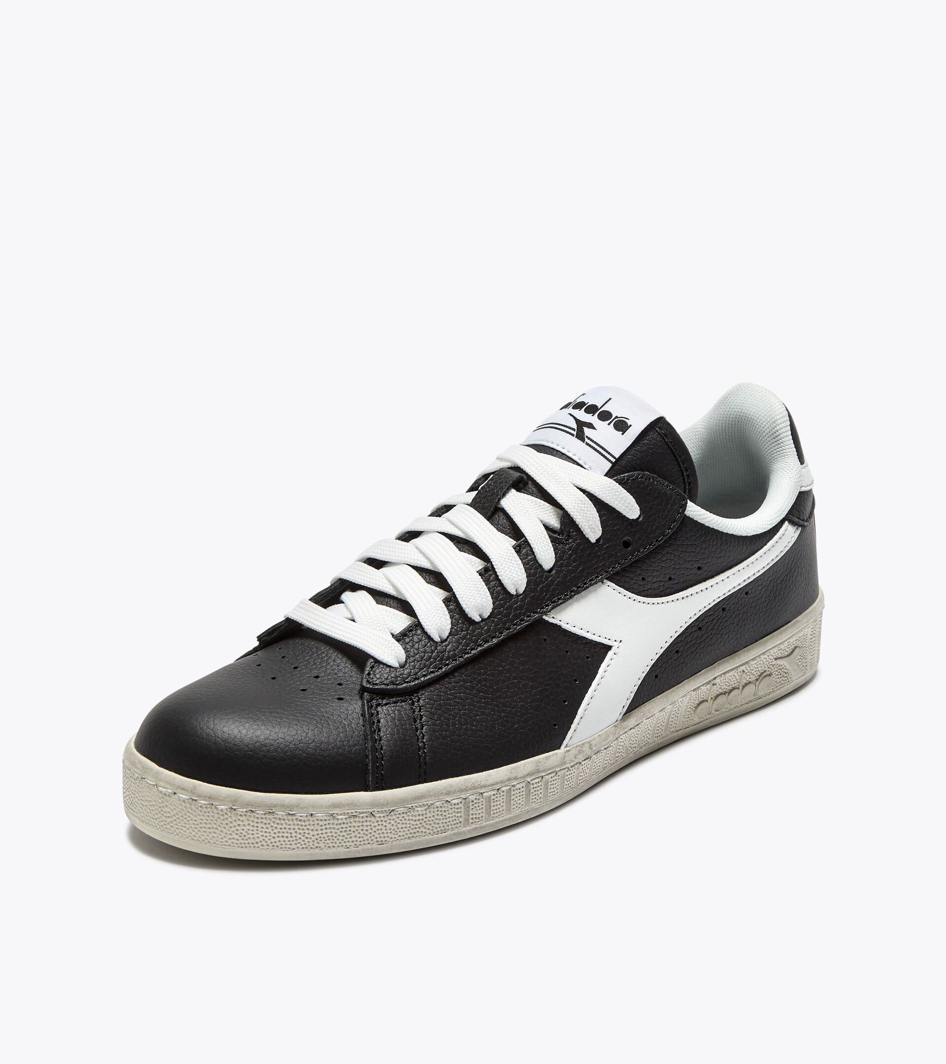 Sporty sneakers - All-Gender GAME L LOW WAXED BLACK - Diadora