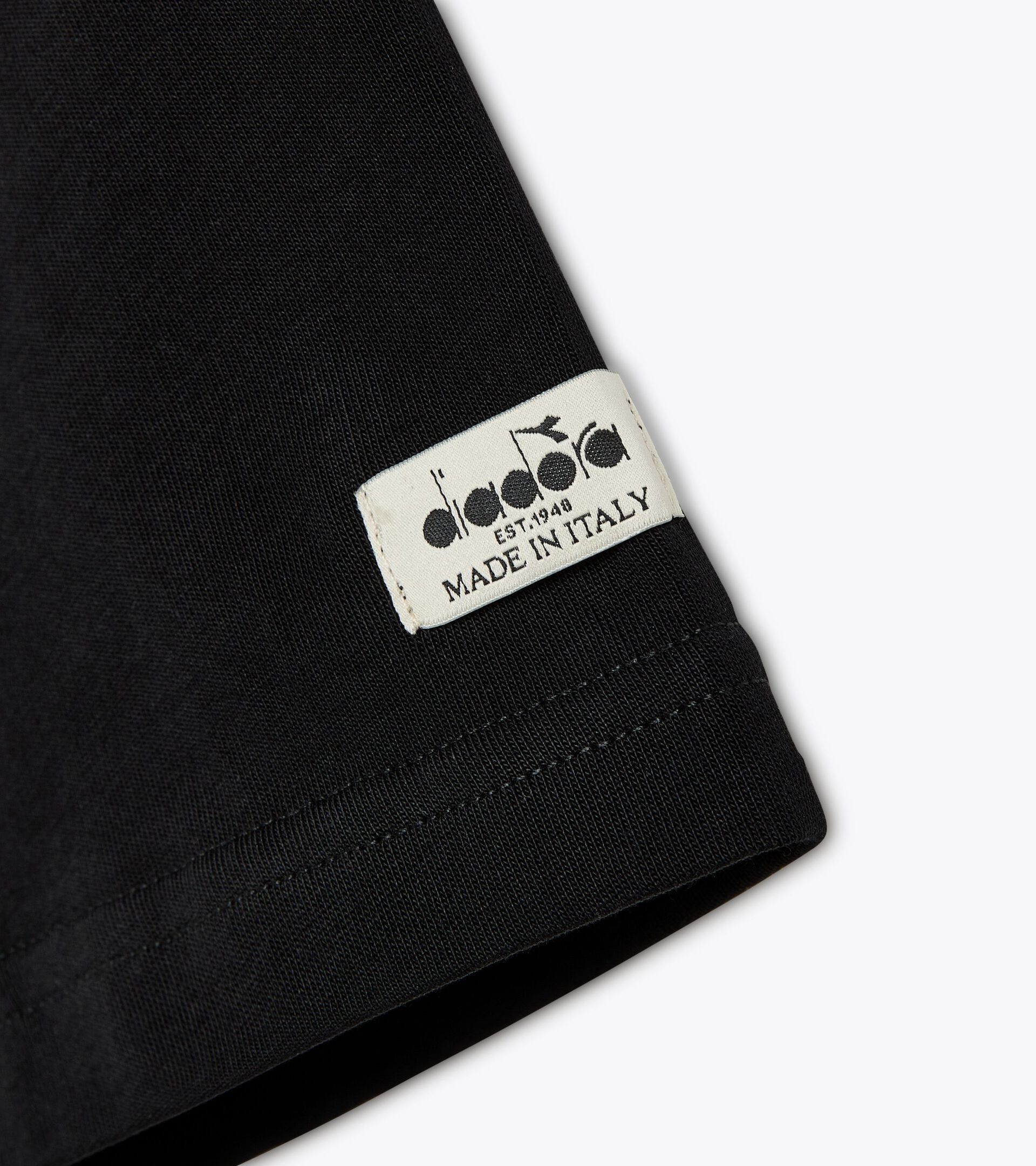 T-shirt 50 % coton recyclé - Made in Italy - Genre neutre
 T-SHIRT SS LEGACY NOIR - Diadora
