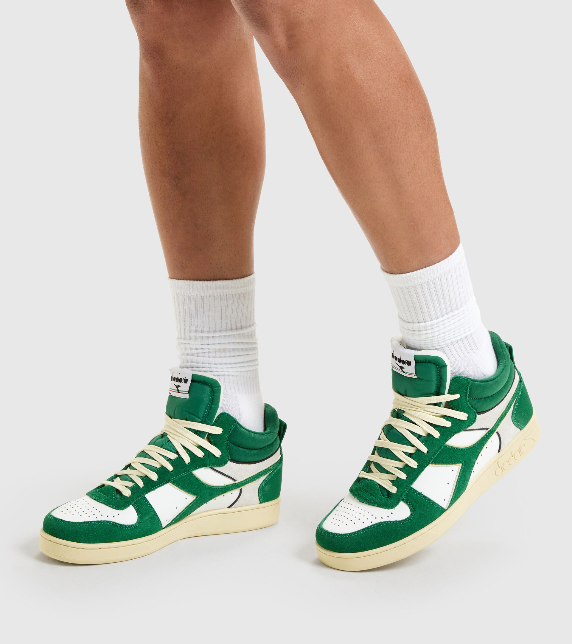 Sports shoe - Unisex MAGIC BASKET DEMI CUT SUEDE LEATHER AMAZON/WHITE - Diadora