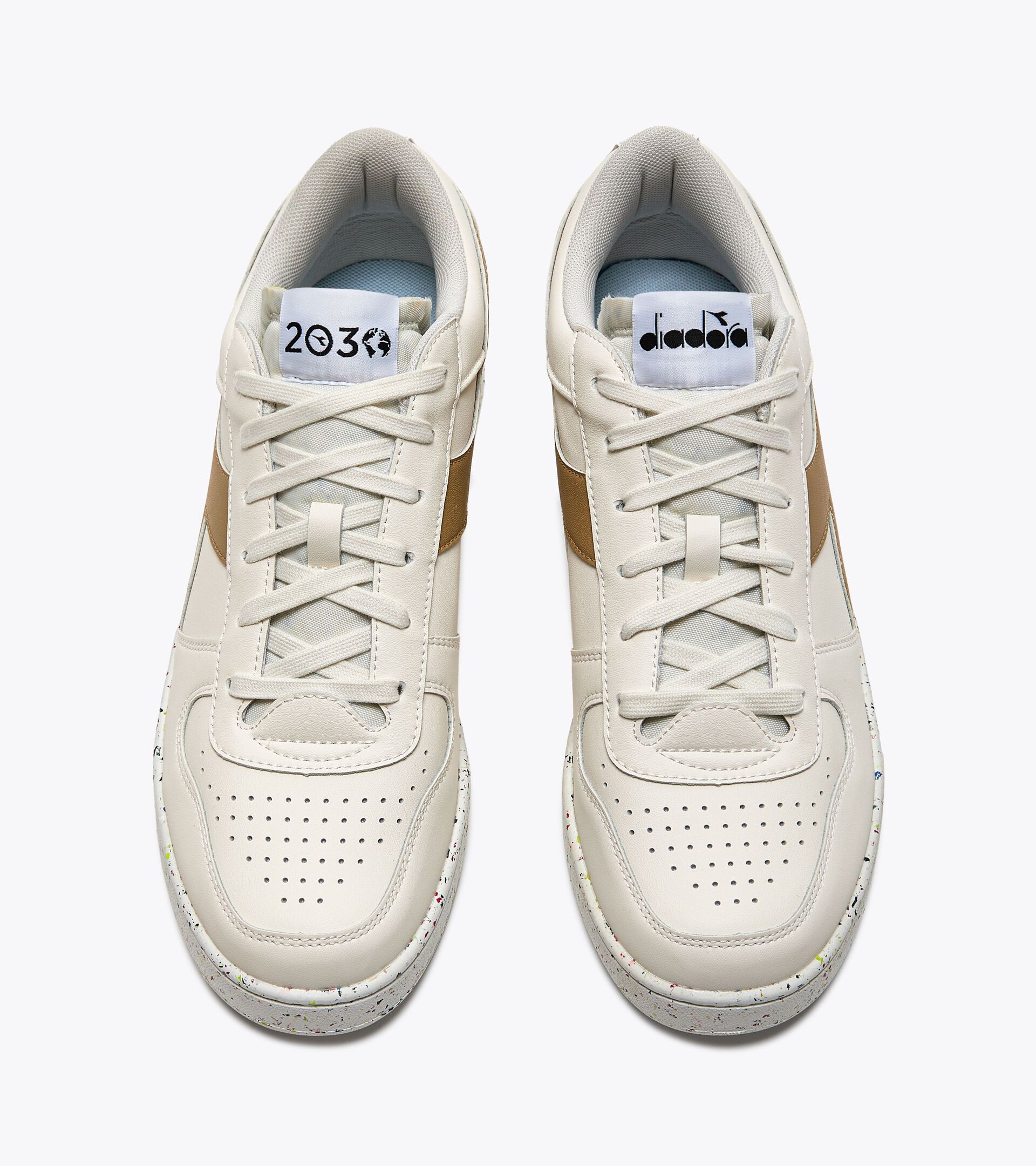 Sporty sneakers - Gender neutral MAGIC BASKET LOW 2030 WHITE/ICED COFFEE - Diadora