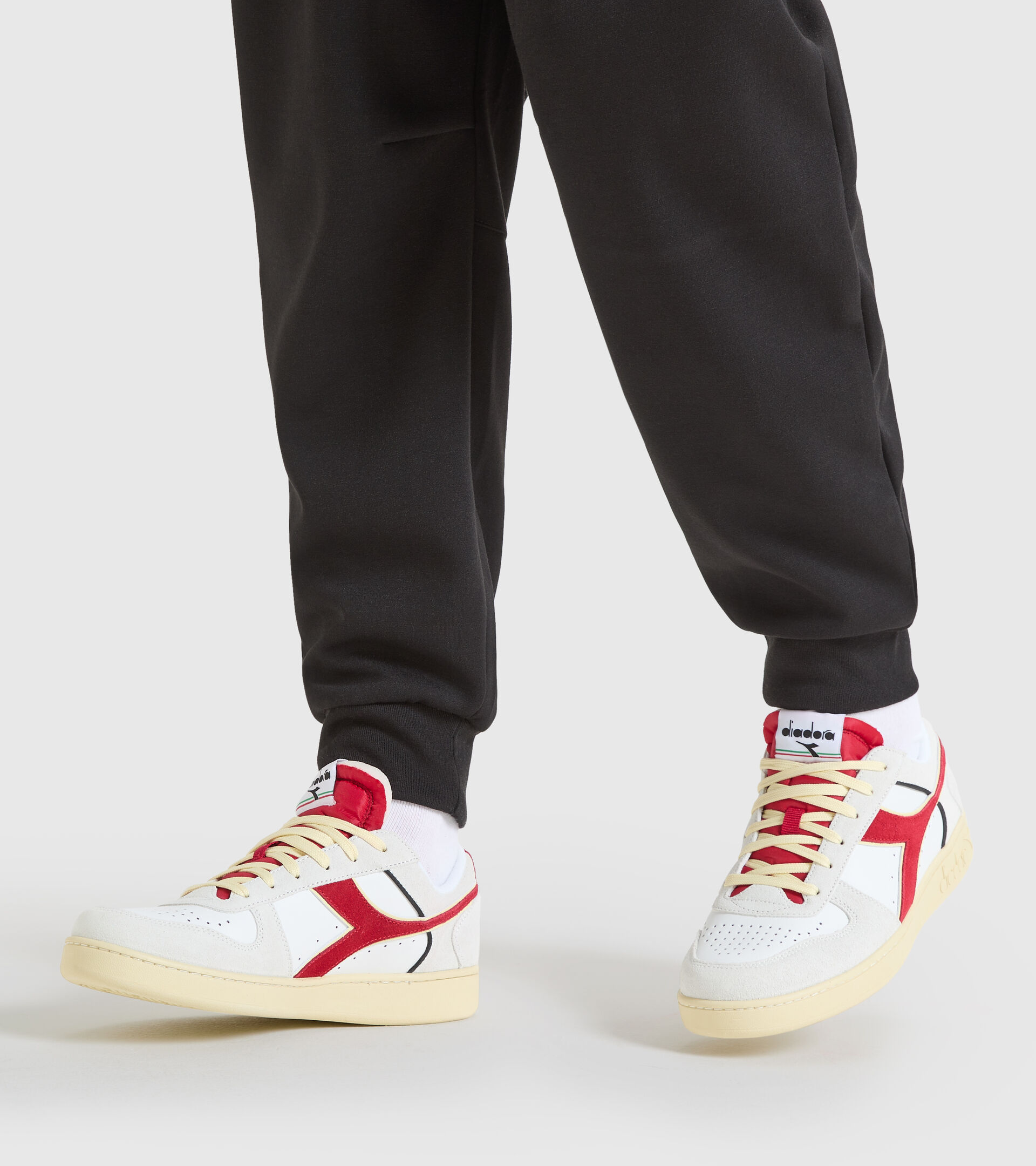 Sports shoes - Unisex MAGIC BASKET LOW SUEDE LEATHER WHITE/CHILI PEPPERS/WHITE - Diadora