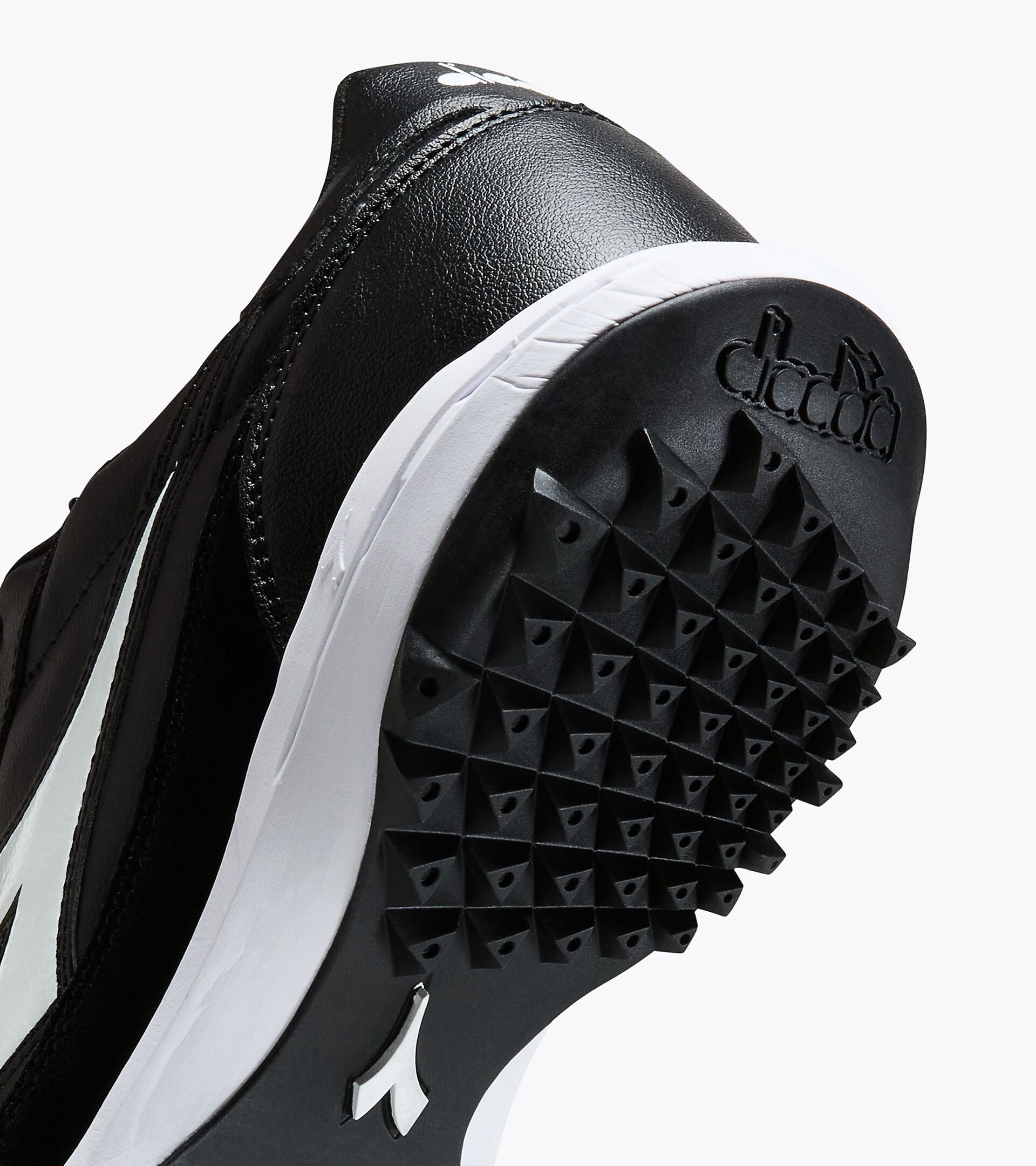Chaussures de football pour terrains synth&eacute;tiques - Homme BRASIL CALCETTO TF NOIR/BLANC - Diadora