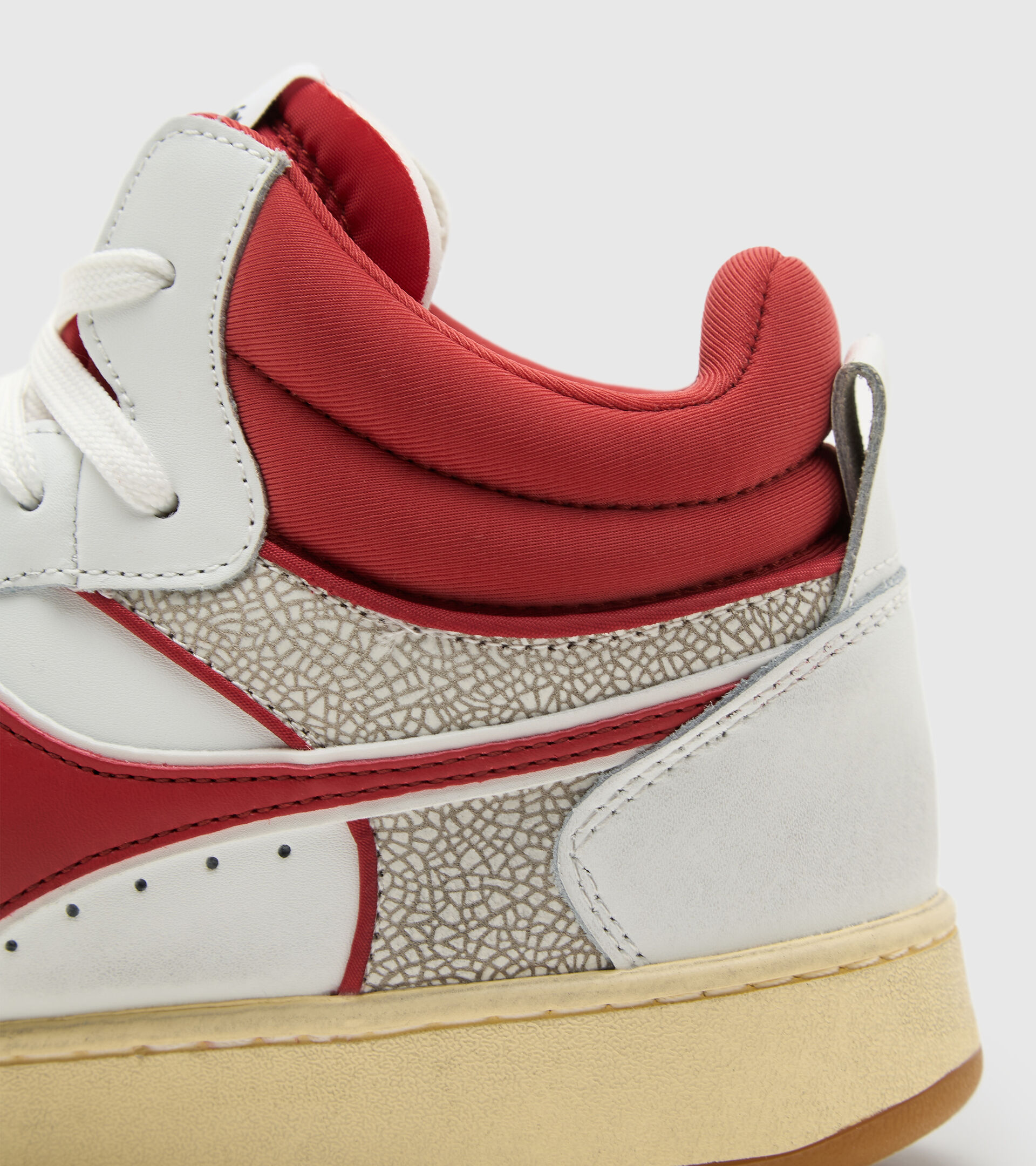 Sports shoe - Unisex MAGIC BASKET DEMI CUT ICONA WHITE/CHILI PEPPER - Diadora