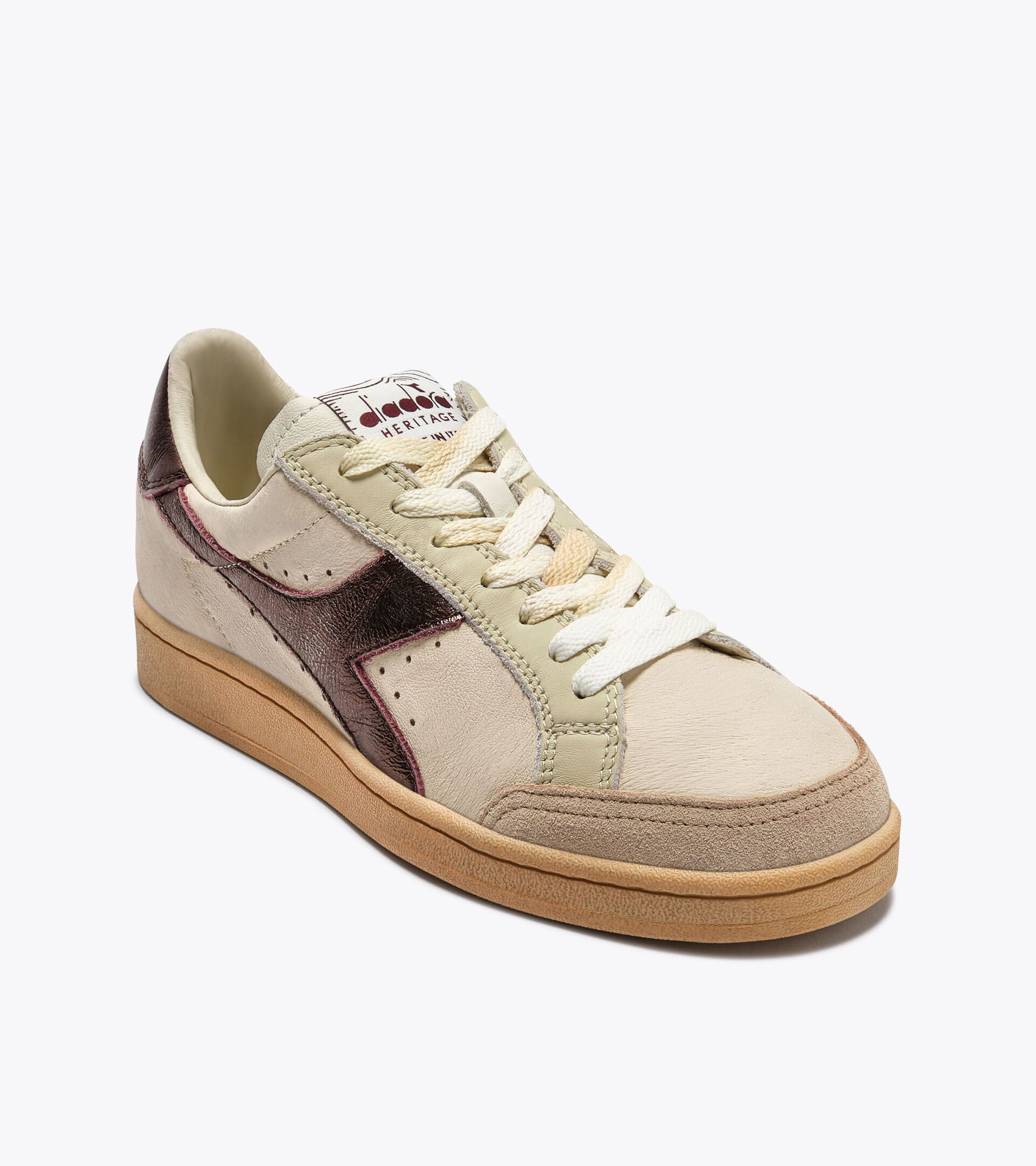 Zapatilla Heritage de piel - Made in Italy - Para todos los g&eacute;neros
 PRESTIGE AGED ITALIA RON UVA PASA - Diadora