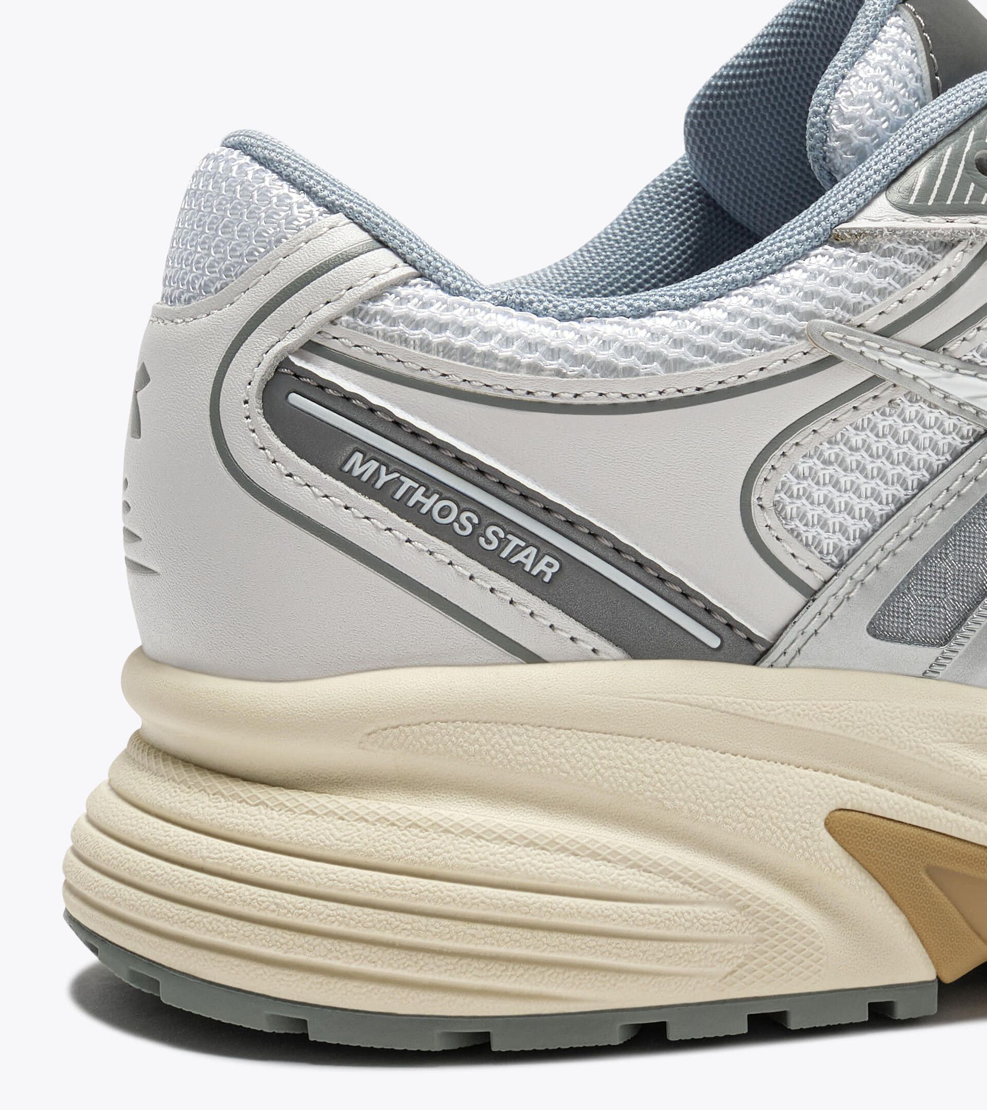 Zapatilla deportiva de piel - Para todos los g&eacute;neros
 MYTHOS STAR LEA BLANCO/BLANCO/BLANCO - Diadora