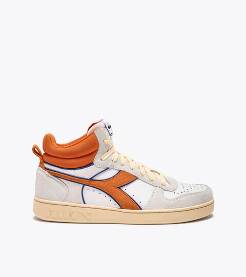 Sporty sneakers - Gender neutral MAGIC BASKET DEMI CUT SUEDE LEATHER SUPER WHITE /PERSIMMON ORANGE - Diadora