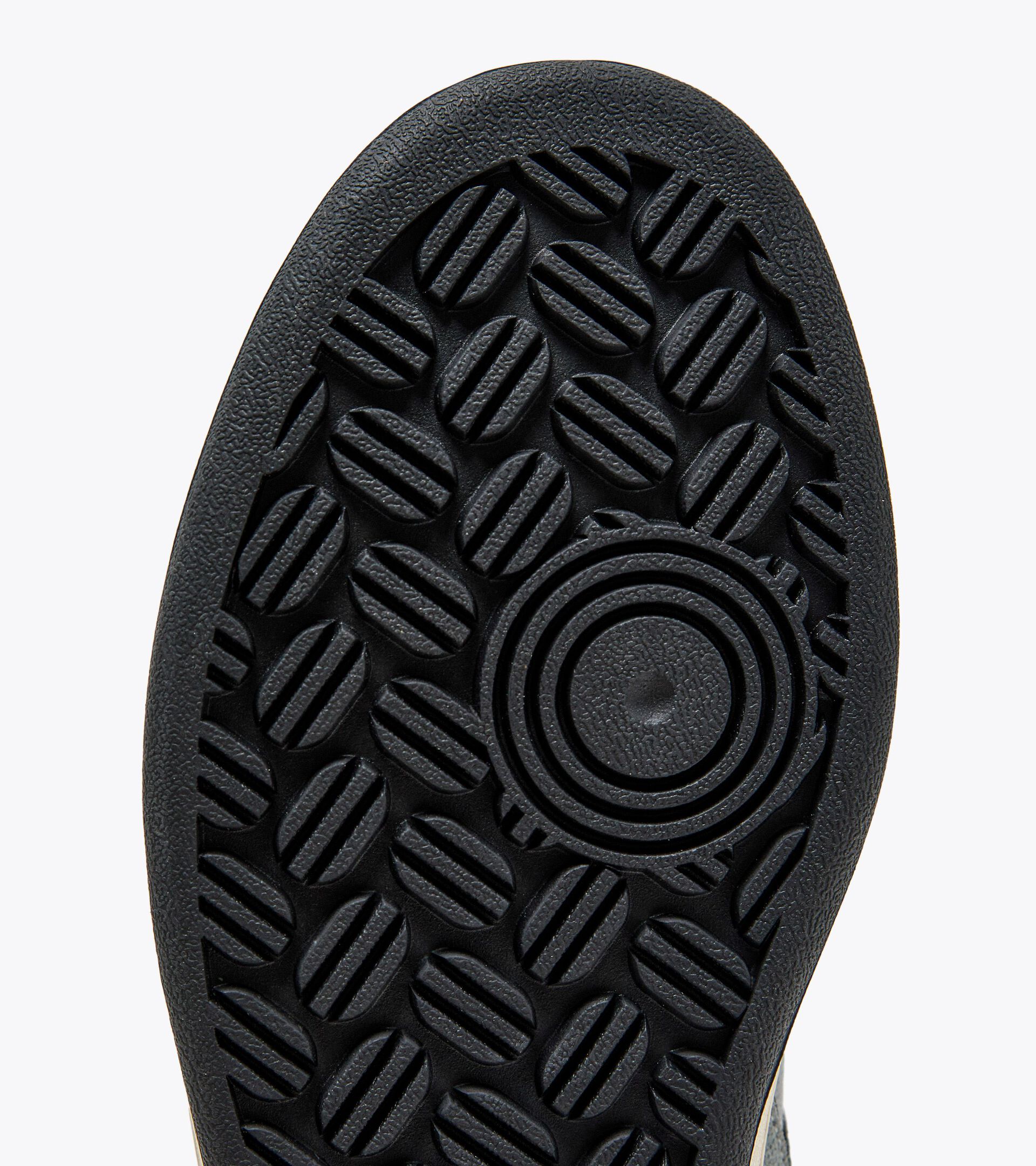 Sporty sneakers - Gender neutral MAGIC BASKET MID TREATED BLACK /HIGH RISE - Diadora