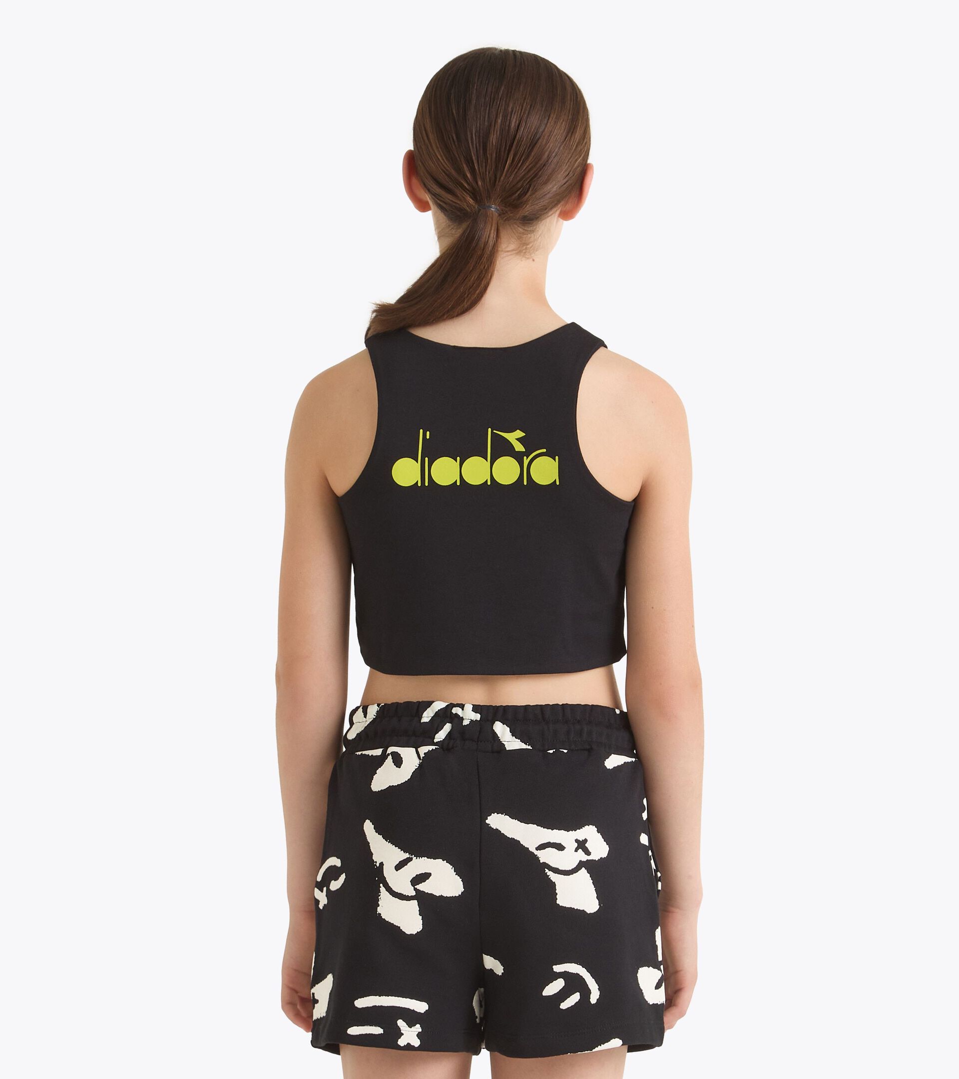 T-shirt cropped logo - Girl
JG. CROP TOP SMILE LOGO NEGRO - Diadora