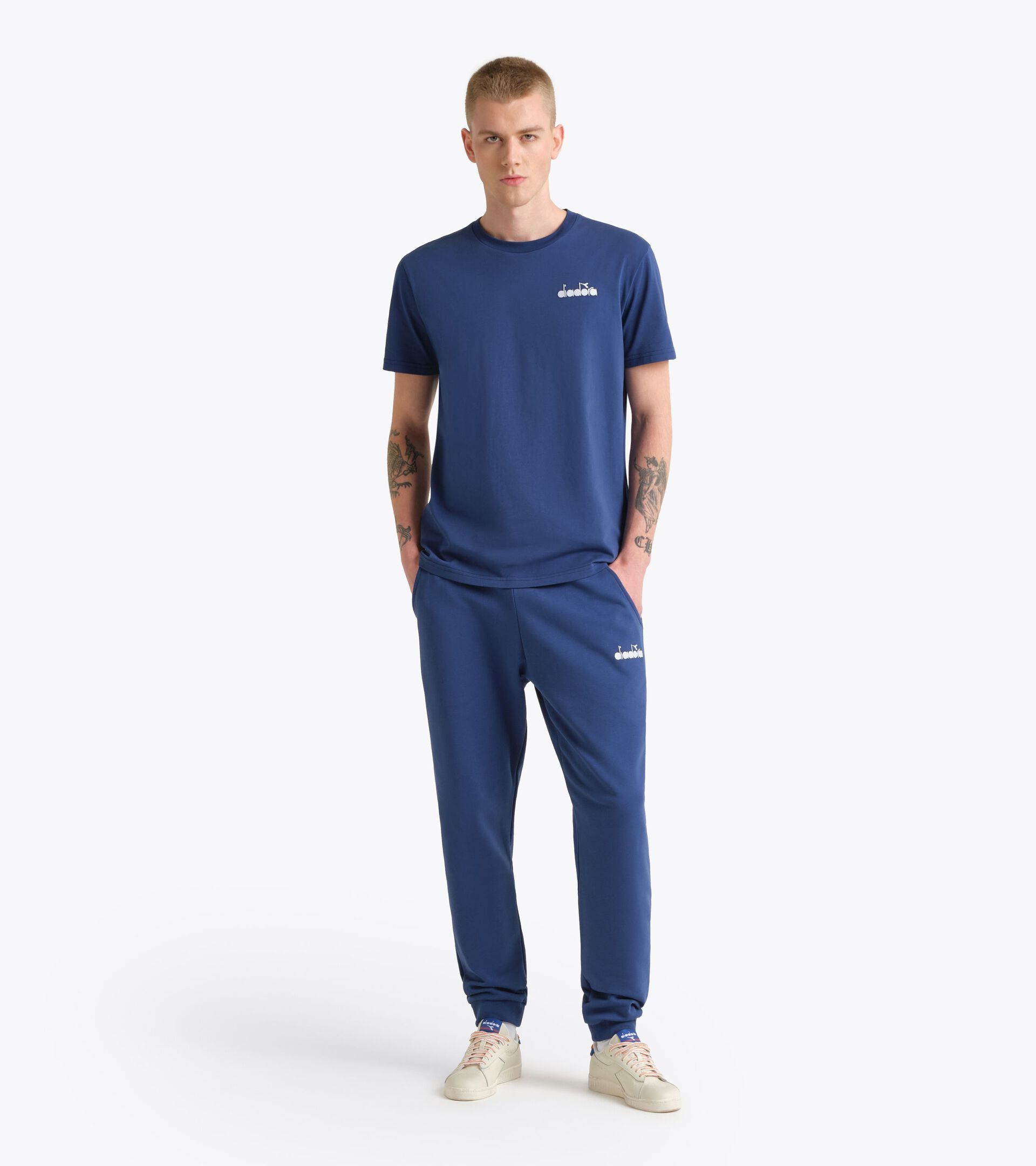 Camiseta - Para todos los g&eacute;neros T-SHIRT SS LOGO AZUL MARINO PEONIA - Diadora