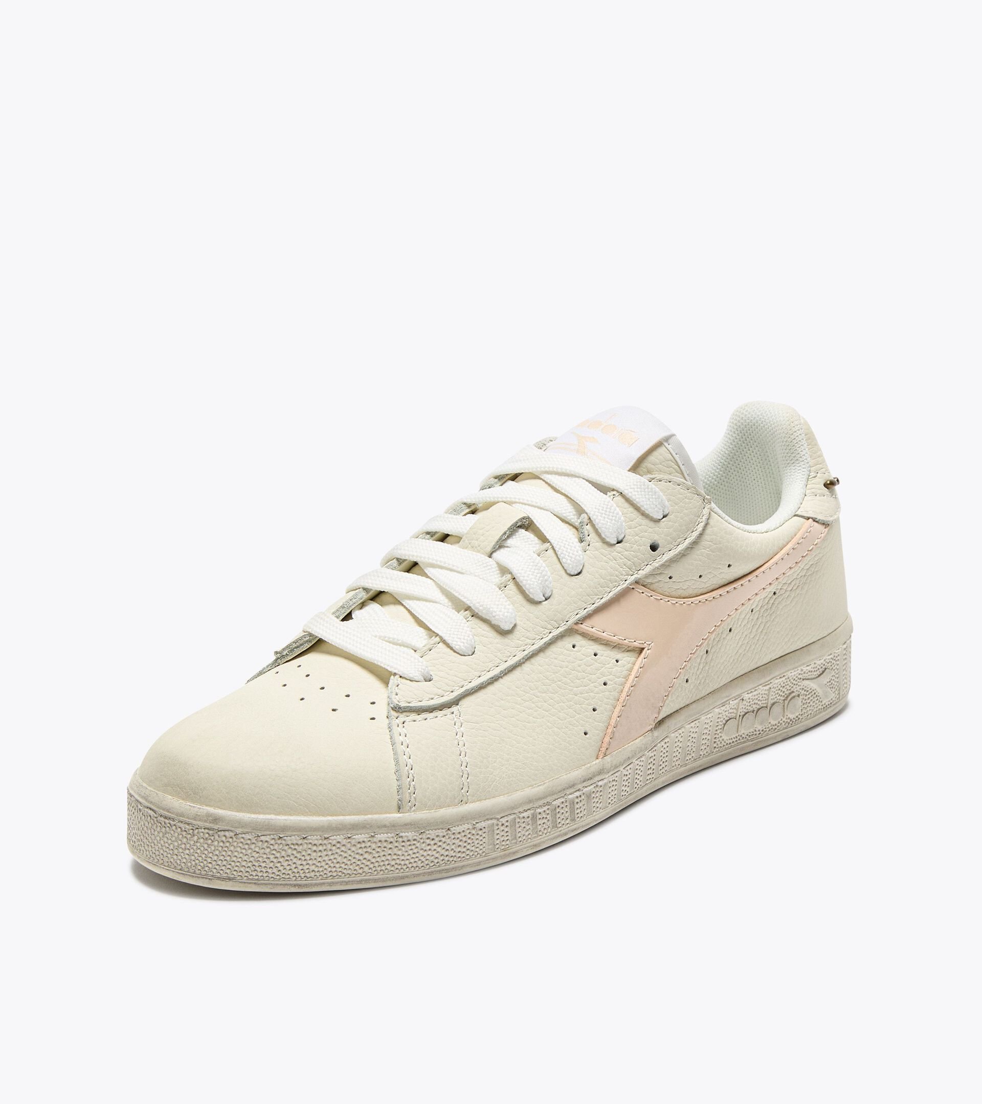Zapatilla deportiva de piel - Mujer
GAME L LOW WAXED STUDS WN FELICIDAD PURA - Diadora
