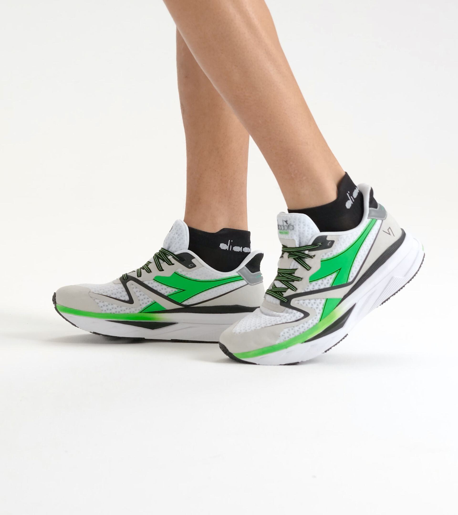 Made in Italy Running shoes - Gender neutral ATOMO V7000 WHITE/GREEN FLUO/BLACK - Diadora