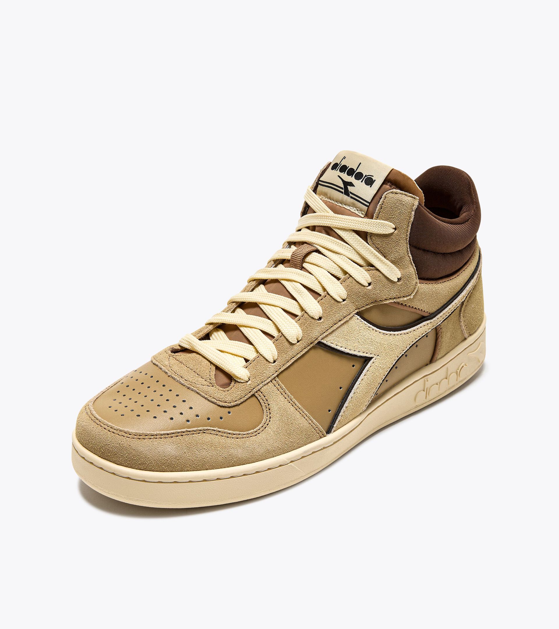 Sporty sneakers - All-Gender MAGIC BASKET DEMI CUT SUEDE LEATHER BEIGE CROISSANT - Diadora