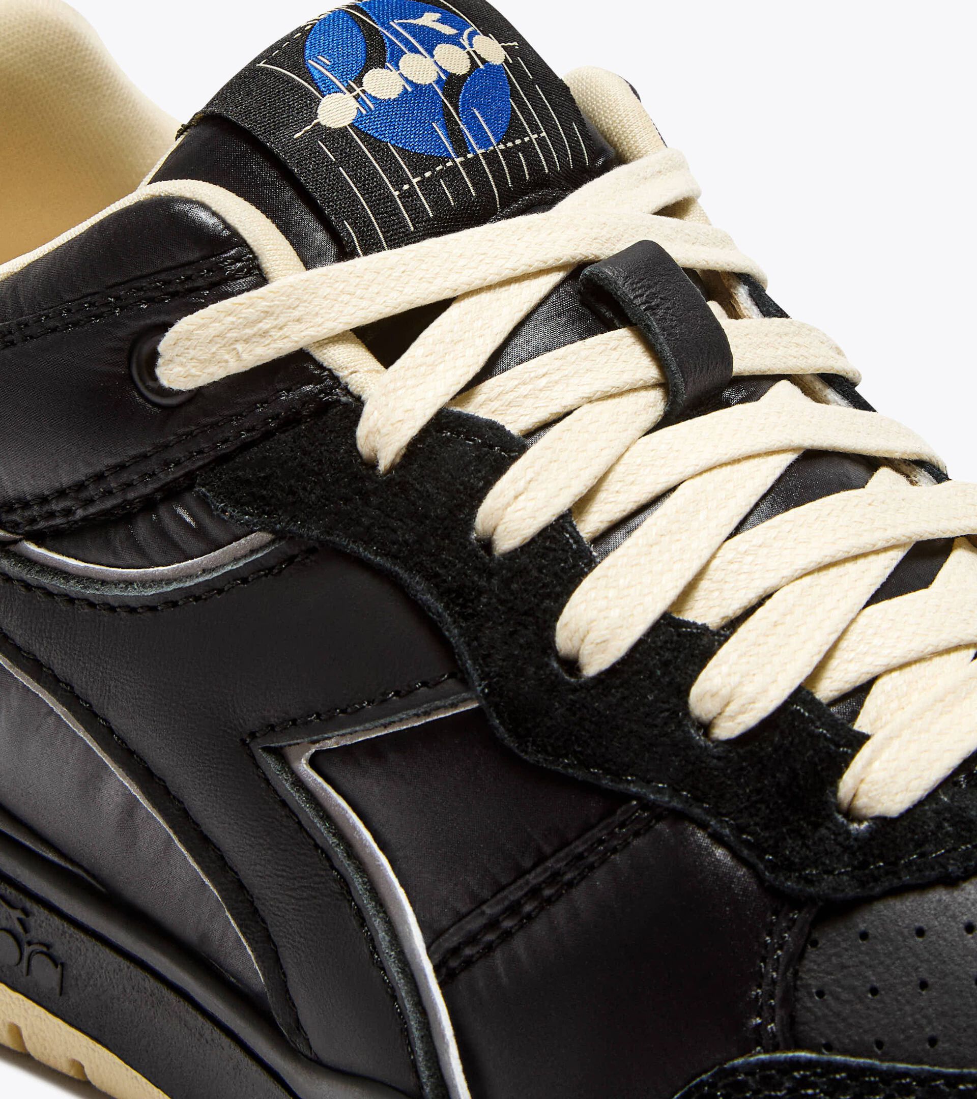 Heritage sneaker - All-gender
B.560 BOMBER BLACK - Diadora
