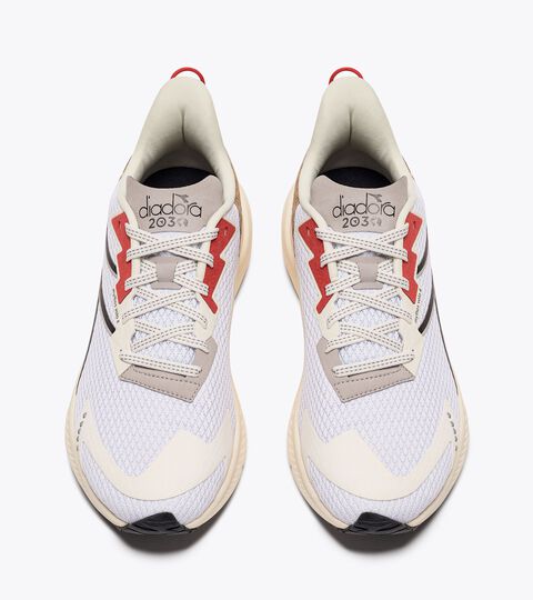 MYTHOS BLUSHIELD VOLO 4 2030, WHITE/BLACK/CAYENNE Running shoe - Men’s - Crafted from materials with reduced environmental impact MYTHOS BLUSHIELD VOLO 4 2030 WHITE/BLACK/CAYENNE - Diadora