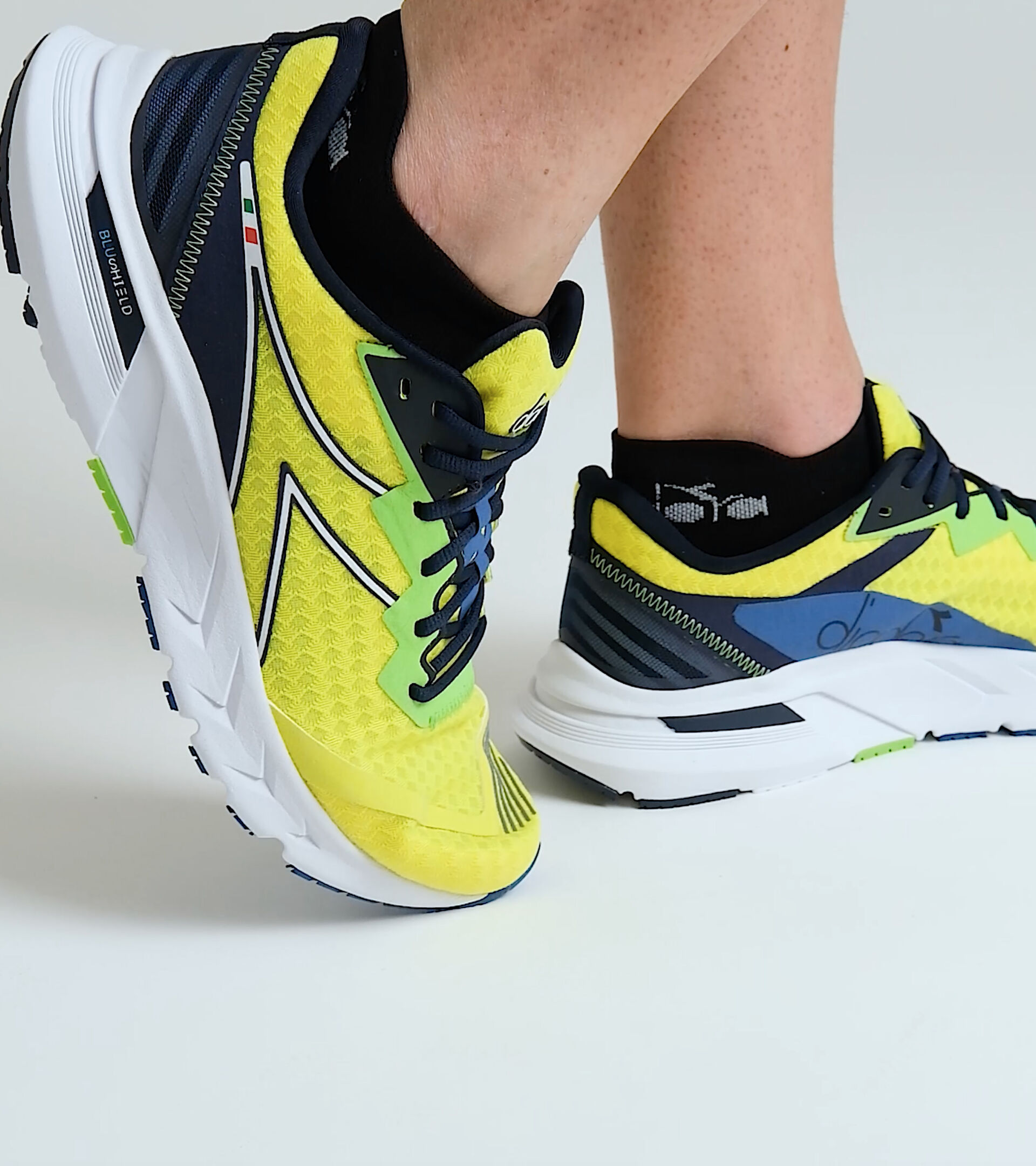 Running shoes - Men MYTHOS BLUSHIELD VOLO 2 NEON YELLOW/WHITE/BLACK IRIS - Diadora