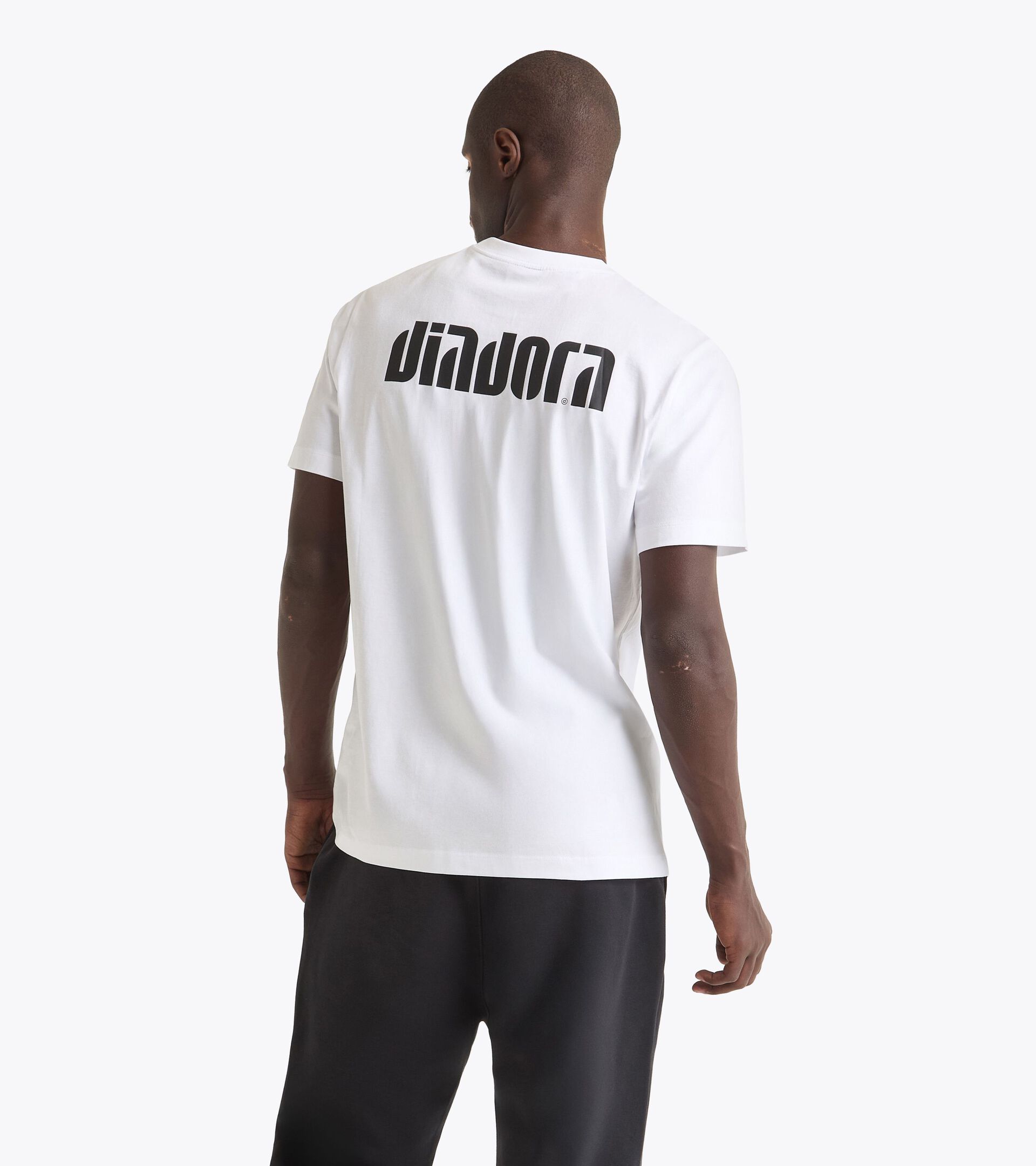 Camiseta de algodón - Para todos los géneros
 T-SHIRT SS ATHL. LOGO SL BLANCO VIVO/NEGRO - Diadora