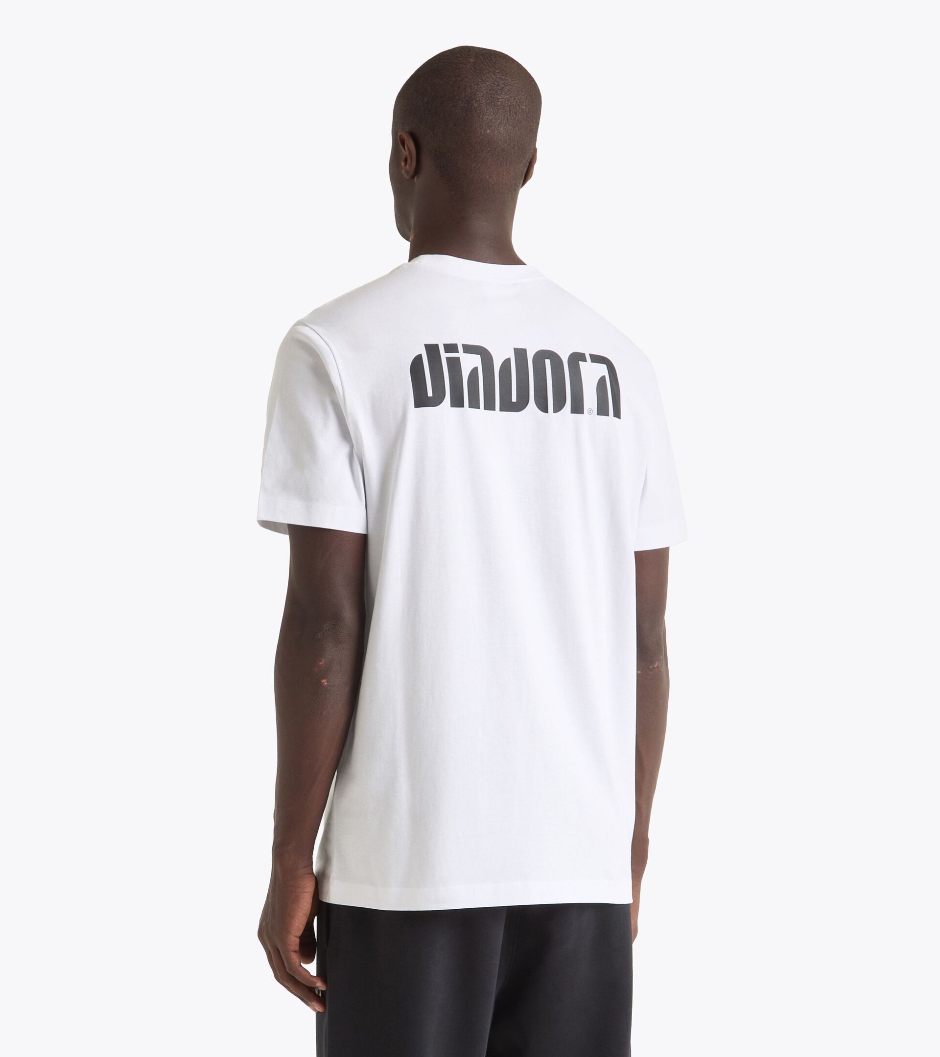 Camiseta de algodón - Para todos los géneros
 T-SHIRT SS ATHL. LOGO SL BLANCO VIVO/NEGRO - Diadora