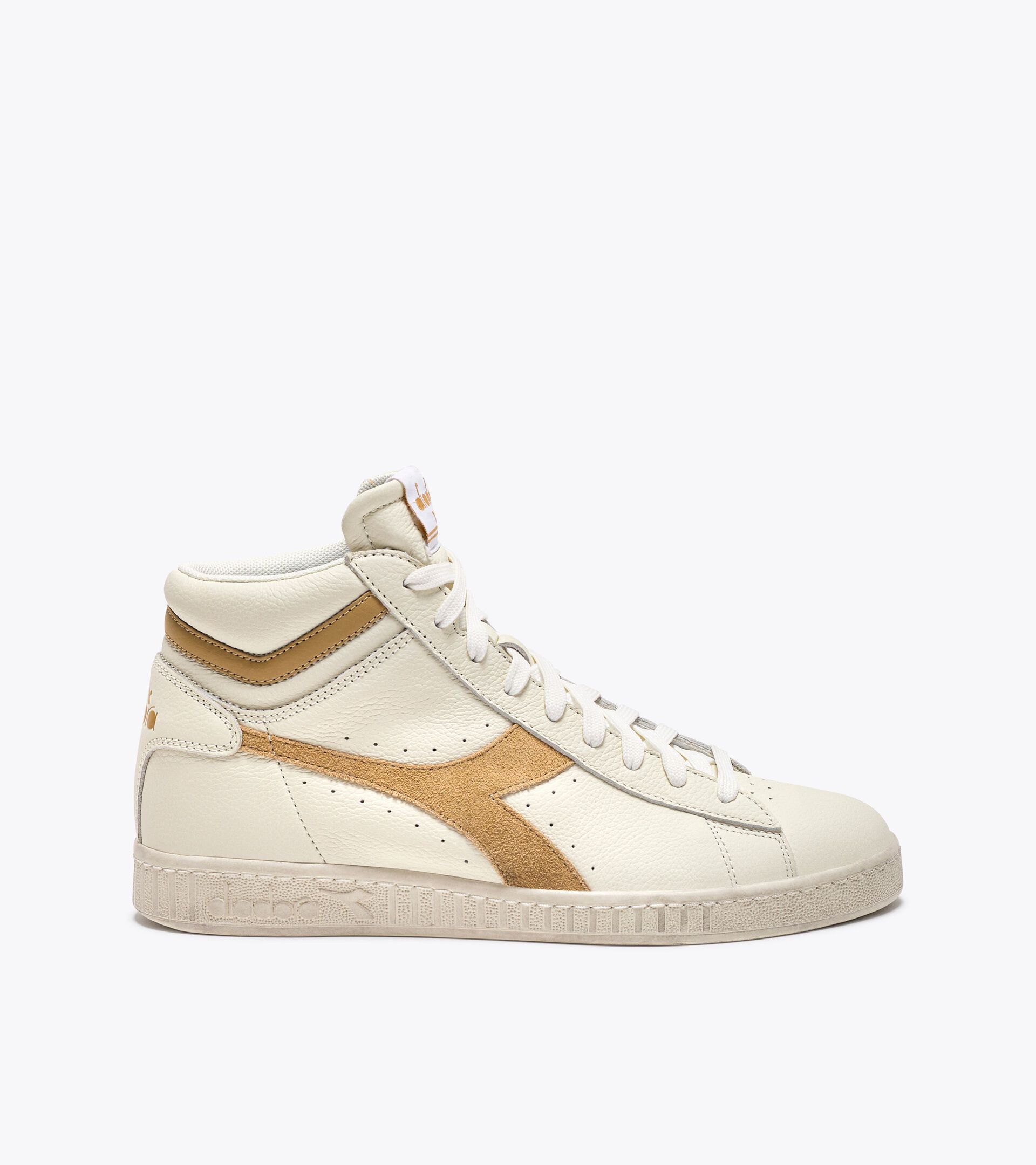 Sporty sneakers - Gender neutral GAME L HIGH WAXED SUEDE POP WHITE/LATTE - Diadora