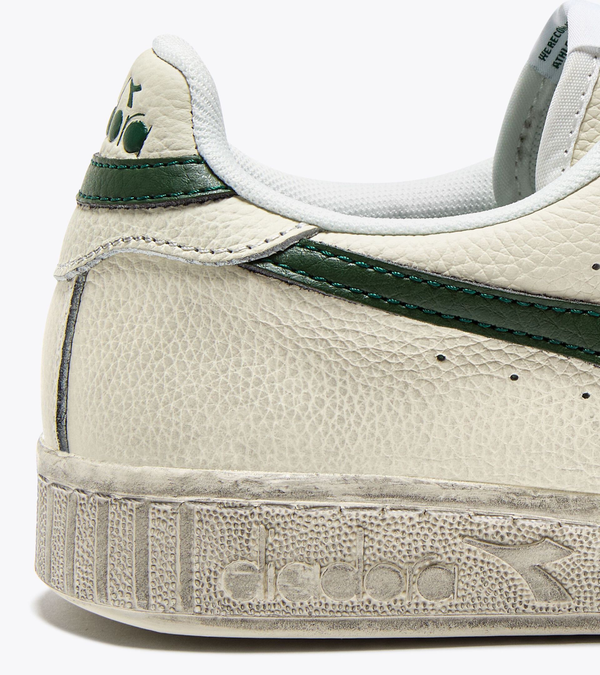 Sporty sneakers - All-Gender GAME L LOW WAXED WHITE/FOGLIAGE GREEN - Diadora