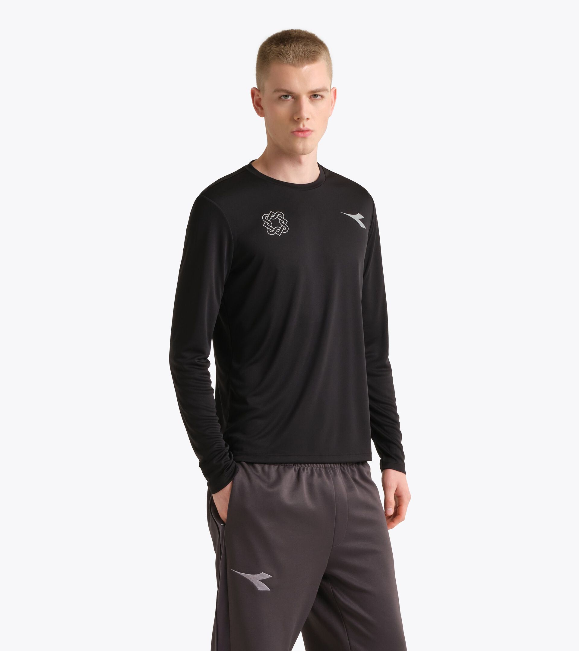 Camiseta deportiva de manga larga, reinterpretada por Lack of Guidance T-SHIRT LS LACK OF GUIDANCE NEGRO - Diadora