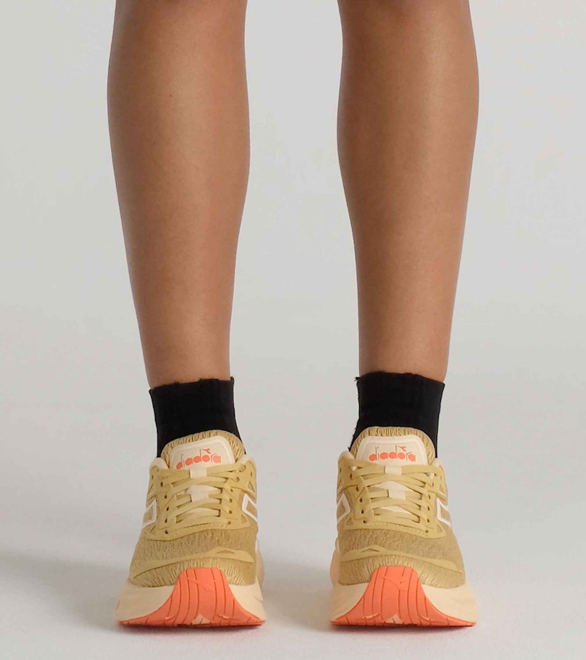 Zapatilla de running - Comodidad y estabilidad - Mujer NUCLEO 2 W BEIGE RAT&Aacute;N/CREMA DE MANTEQ - Diadora