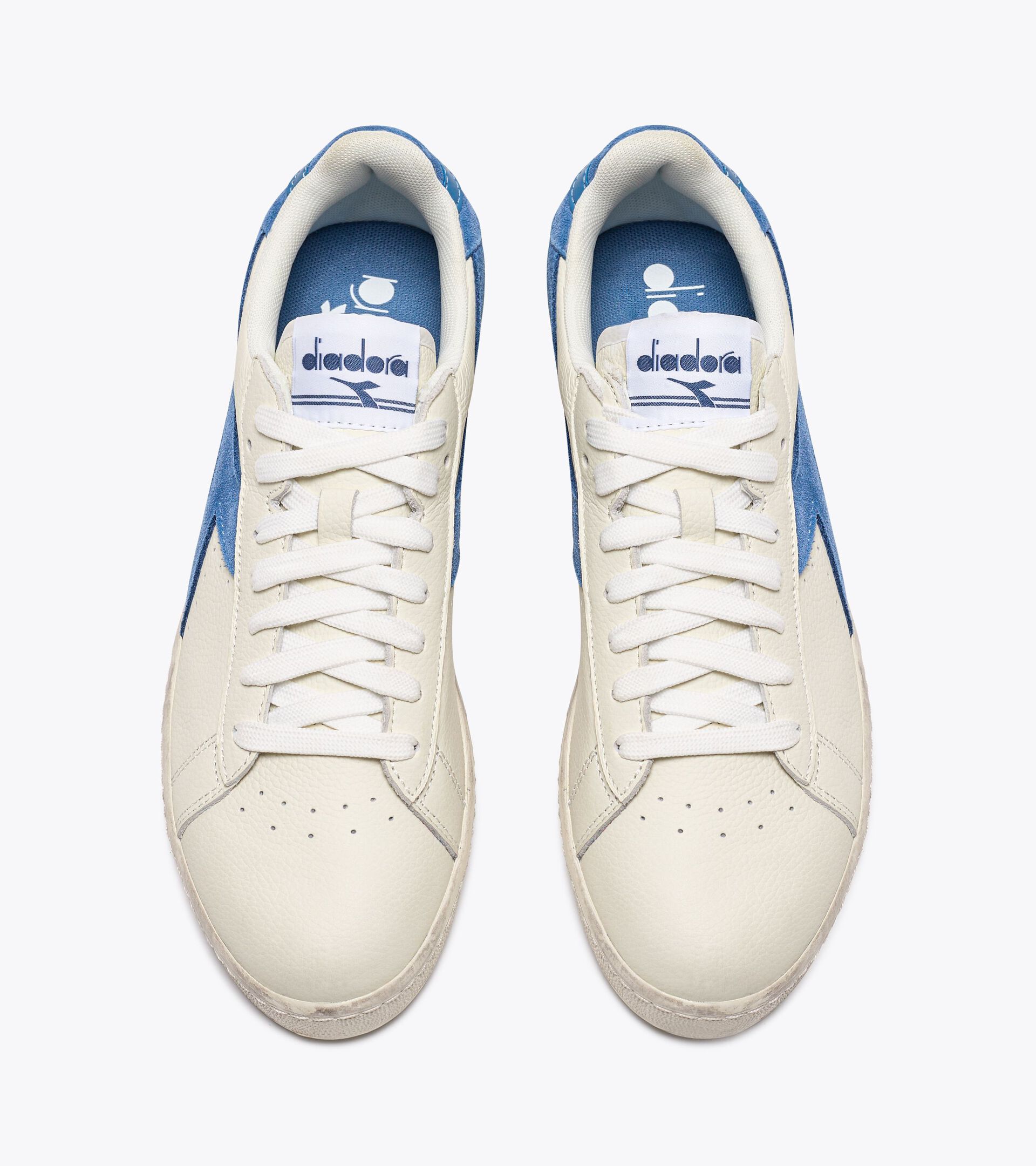 Sporty sneakers - All-Gender GAME L LOW WAXED SUEDE POP WHITE/BLUE BLEACHED DENIM - Diadora
