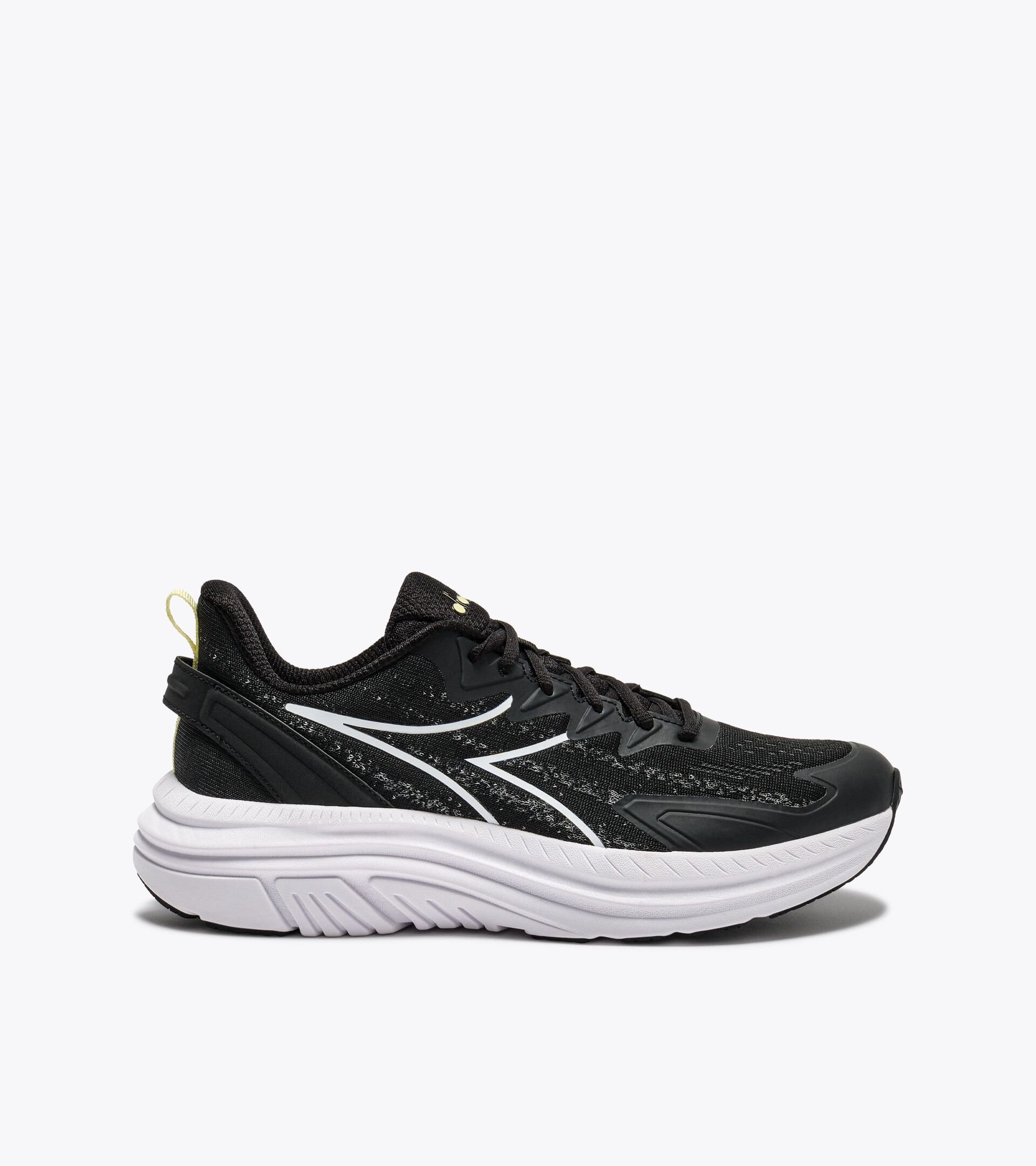Walking shoe - Men&rsquo;s
 PASSO 6 BLACK/WHITE (C7406) - Diadora