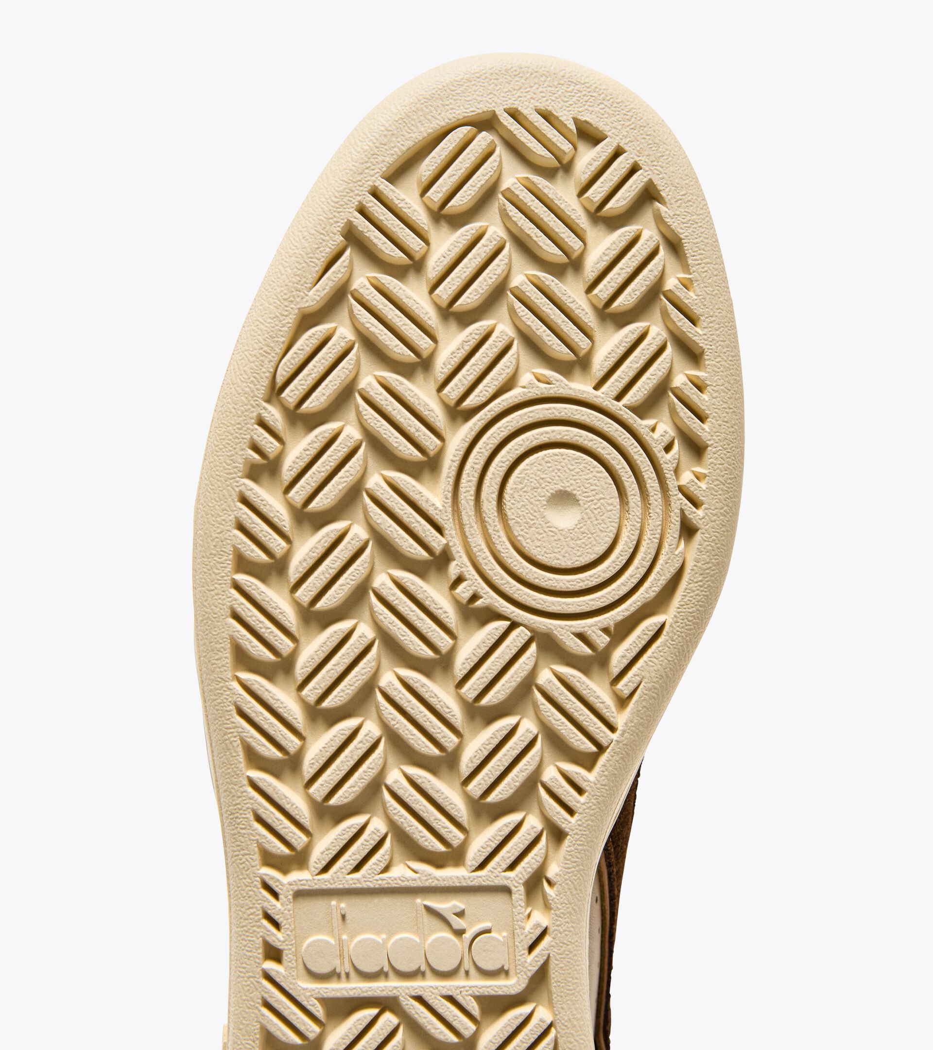 Sporty sneakers - All-Gender MAGIC BASKET LOW SUEDE LEATHER BEIGE CROISSANT - Diadora