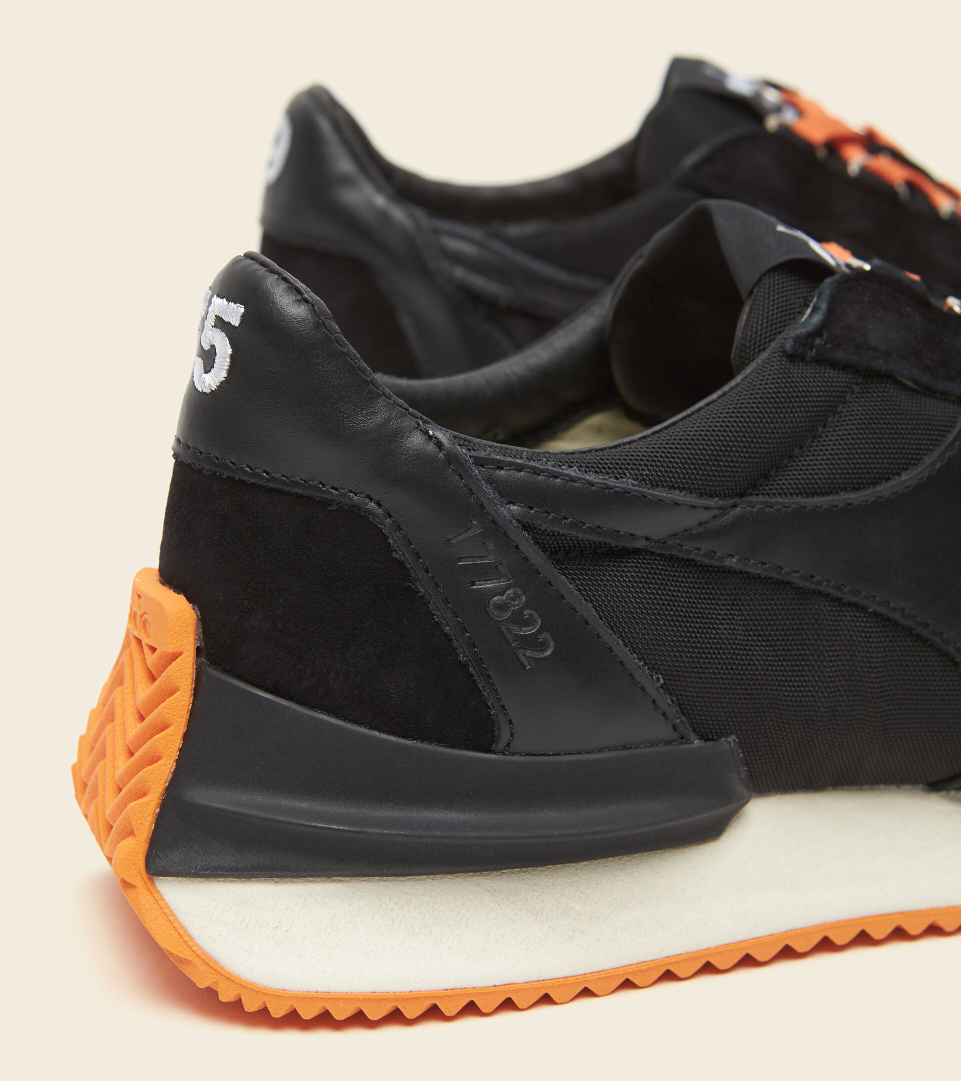 Footwear Heritage UNISEX EQUIPE MAD ITALIA NUBUCK SW NERO Diadora