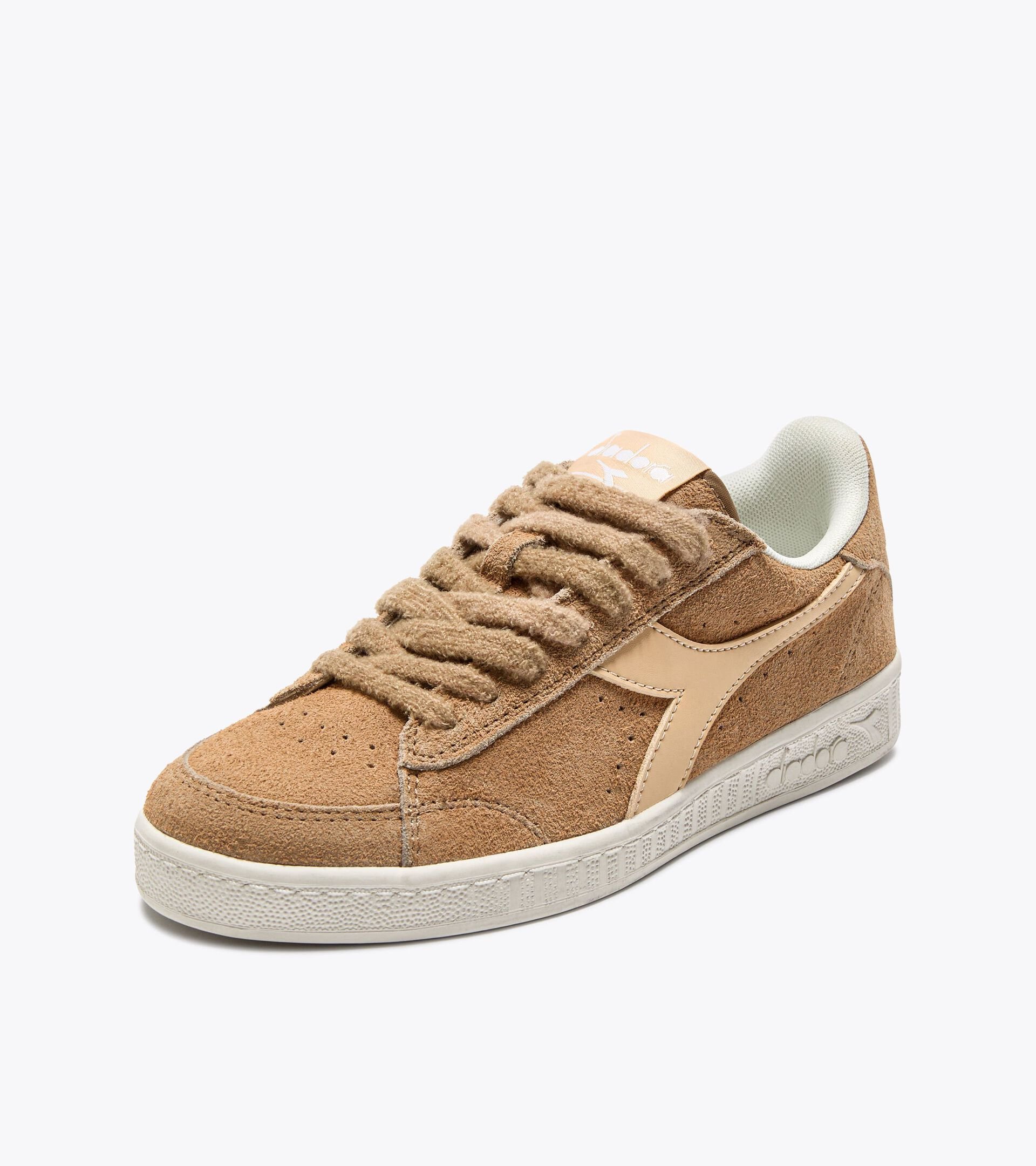 Sporty sneakers - All-Gender GAME LOW SUEDE WAXED BEIGE CLASSIC - Diadora