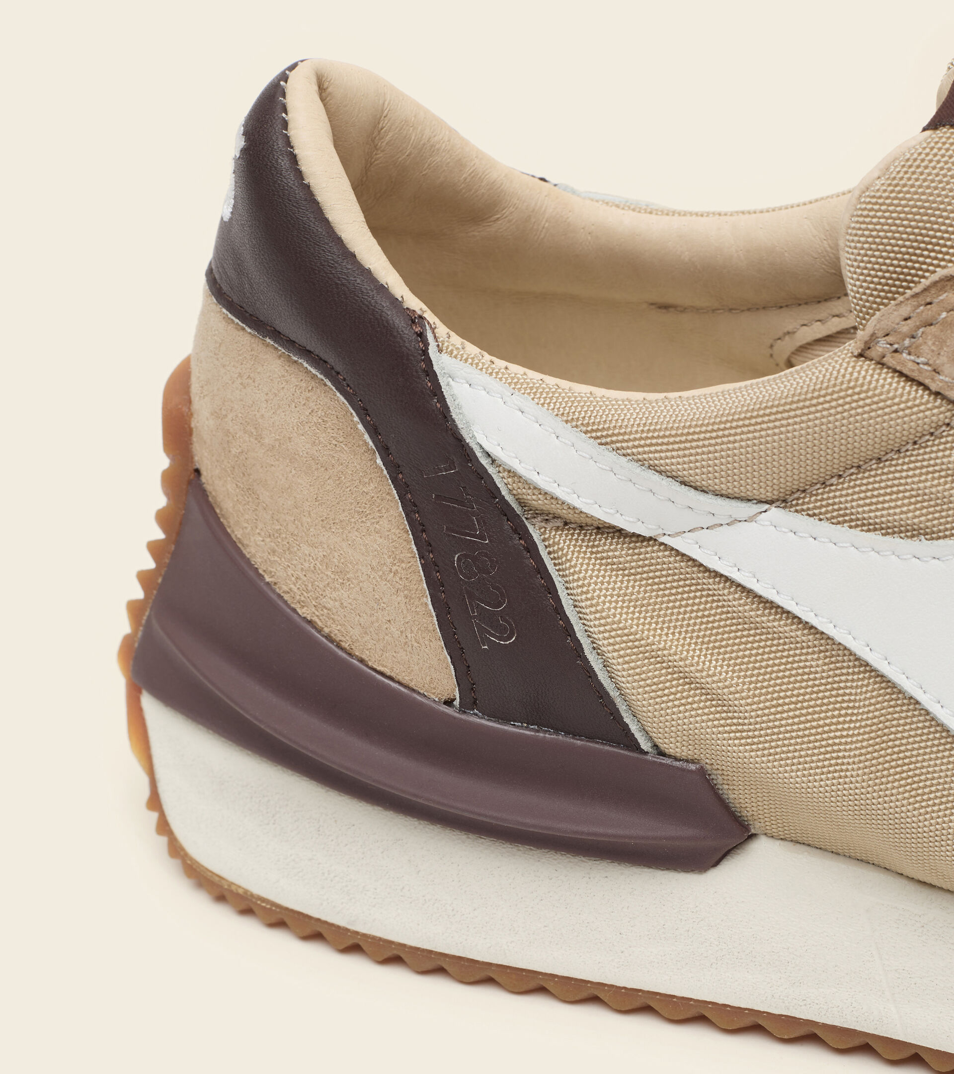 Footwear Heritage UNISEX EQUIPE MAD ITALIA NUBUCK SW BEIGE SAFARI Diadora