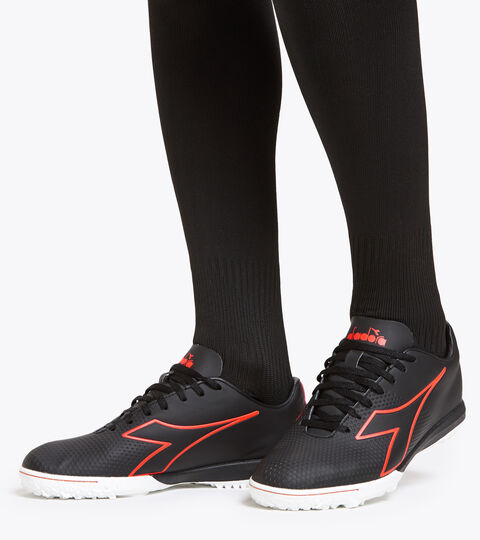 PICHICHI 4 TFR, NOIR/ROUGE FLUO/BLANC Footwear Sport UOMO PICHICHI 4 TFR NOIR/ROUGE FLUO/BLANC Diadora