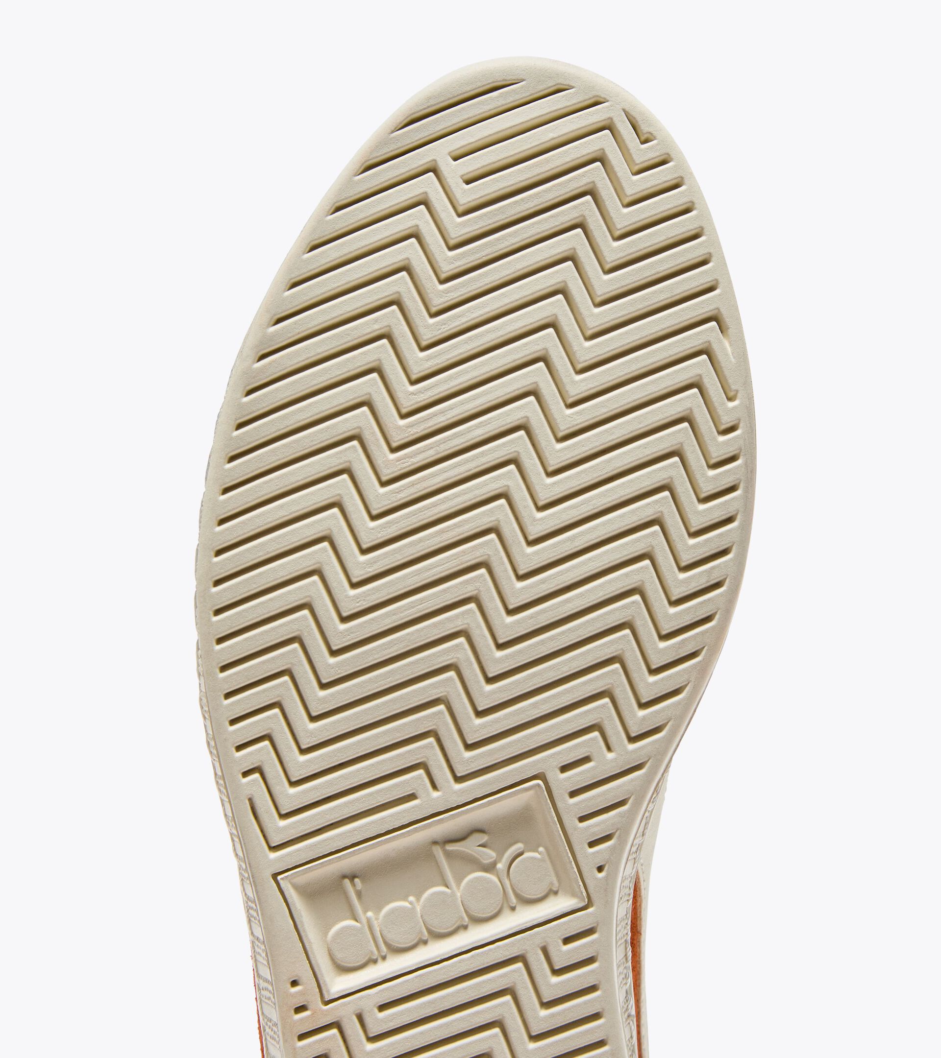 Sporty sneakers - All-Gender GAME L LOW SUEDE WAXED CORAL GOLD - Diadora