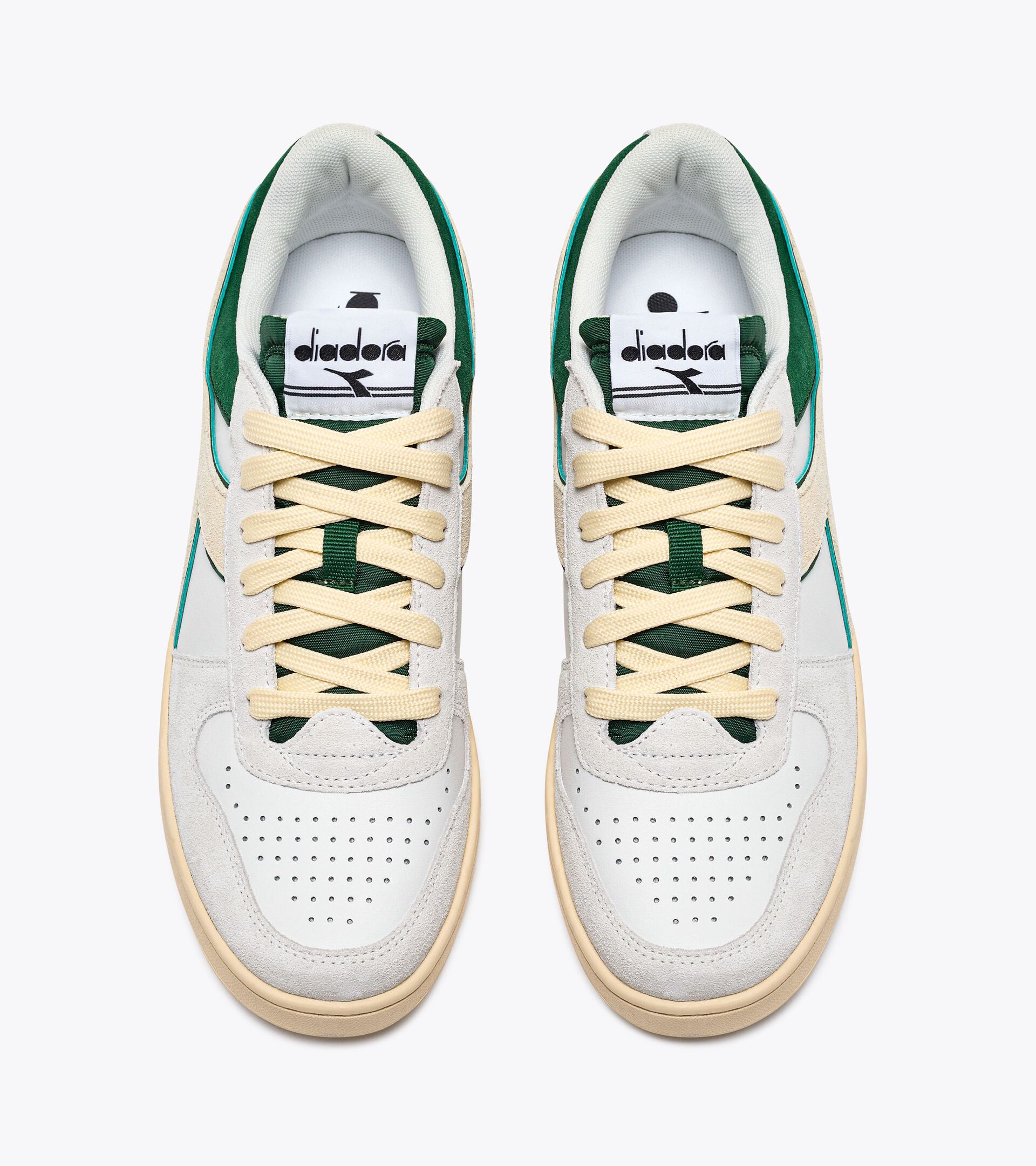 Sporty sneakers - All-Gender MAGIC BASKET LOW SUEDE LEATHER WHITE/FOGLIAGE GREEN - Diadora