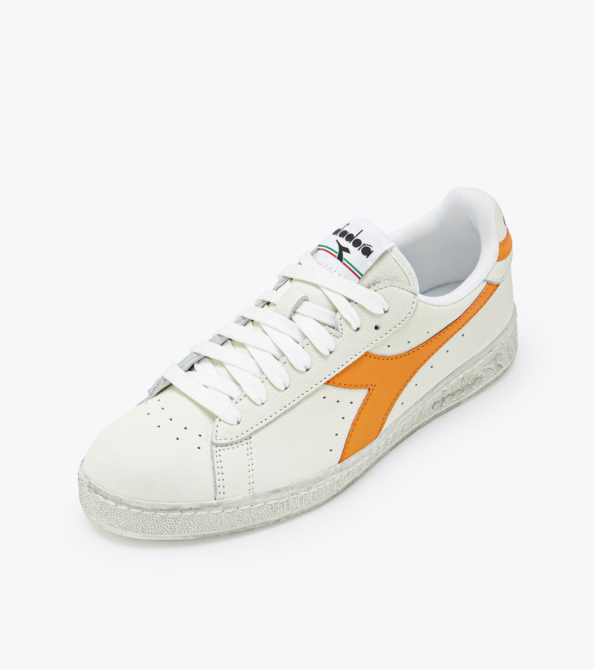Sporty sneakers - Unisex GAME L LOW FLUO WAXED WHITE/ORANGE 1575 C - Diadora