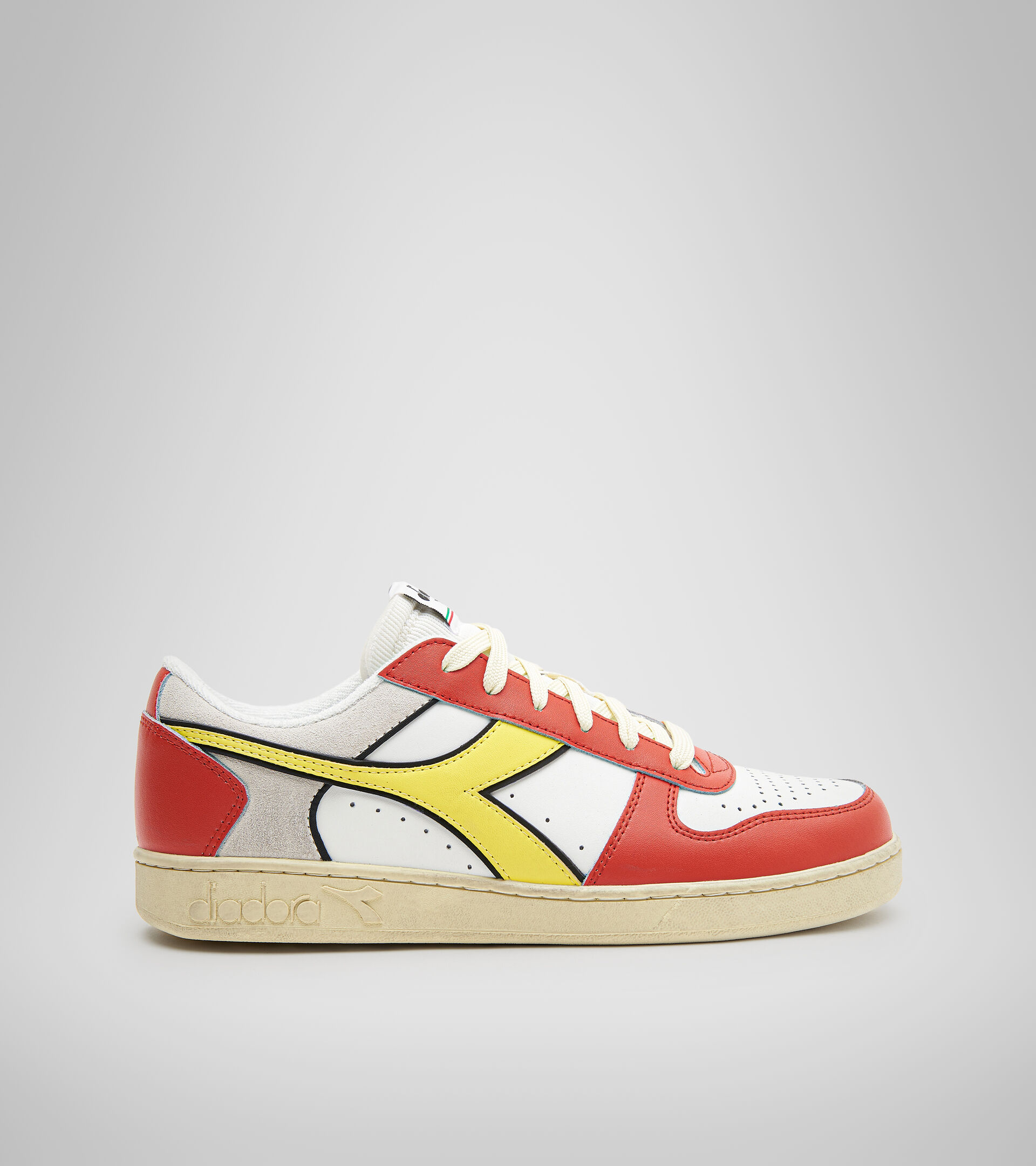 Sports shoe - Unisex MAGIC BASKET LOW ICONA WHITE/FERRARI RED ITALY - Diadora