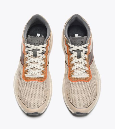 Running shoe with a lower environmental impact - Stability and lightness - Women’s MYTHOS BLUSHIELD VOLO 5 2030 BEIGE/STEEL GRAY - Diadora