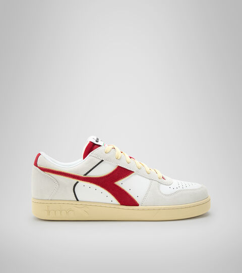 Sports shoes - Unisex  MAGIC BASKET LOW SUEDE LEATHER WHITE/CHILI PEPPERS/WHITE - Diadora