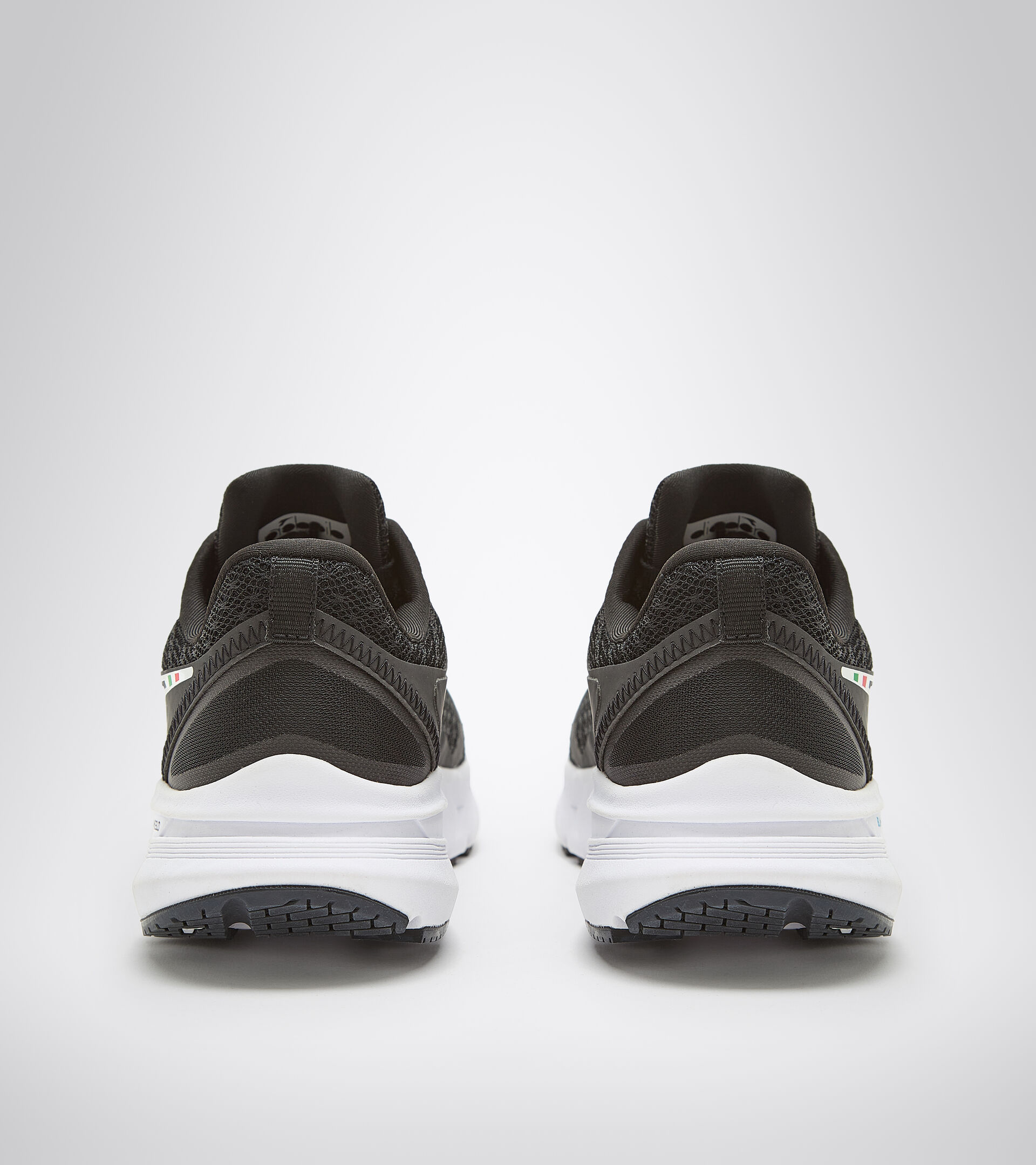 Running shoes - Women MYTHOS BLUSHIELD VOLO 2 GLAM W BLACK/WHITE (C7406) - Diadora