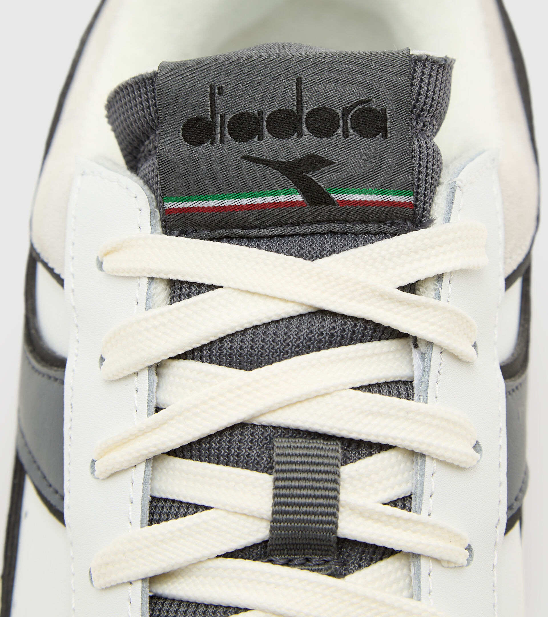 Sports shoe - Unisex MAGIC BASKET LOW ICONA WHITE/STEEL GRAY - Diadora