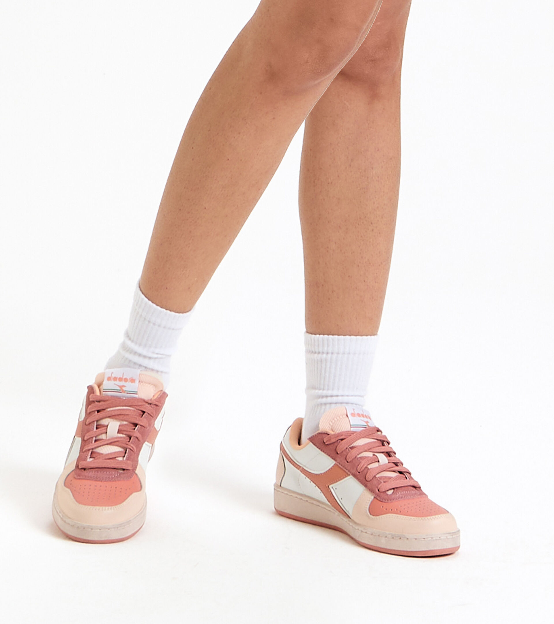 Sports shoes - Women MAGIC BASKET LOW ICONA WN CORAL HAZE/BEACH SAND/BLC DE B - Diadora
