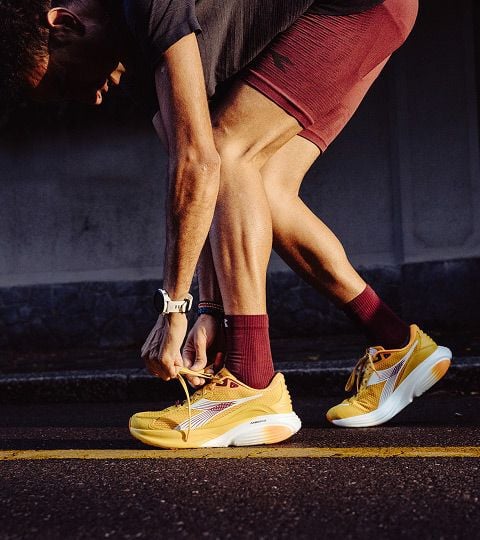 Zapatilla de running Made in Italy - Ligereza y amortiguaci&oacute;n - Para todos los g&eacute;neros ATOMO STAR MOSTAZA PICANTE/BLANCO - Diadora