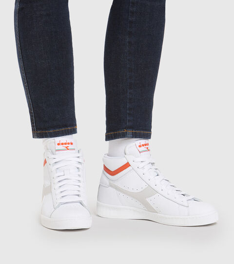 GAME L HIGH OPTICAL, BLANC VIF/ROUGE LIS TIGRE Chaussures de sport - Unisexe GAME L HIGH OPTICAL BLANC VIF/ROUGE LIS TIGRE - Diadora