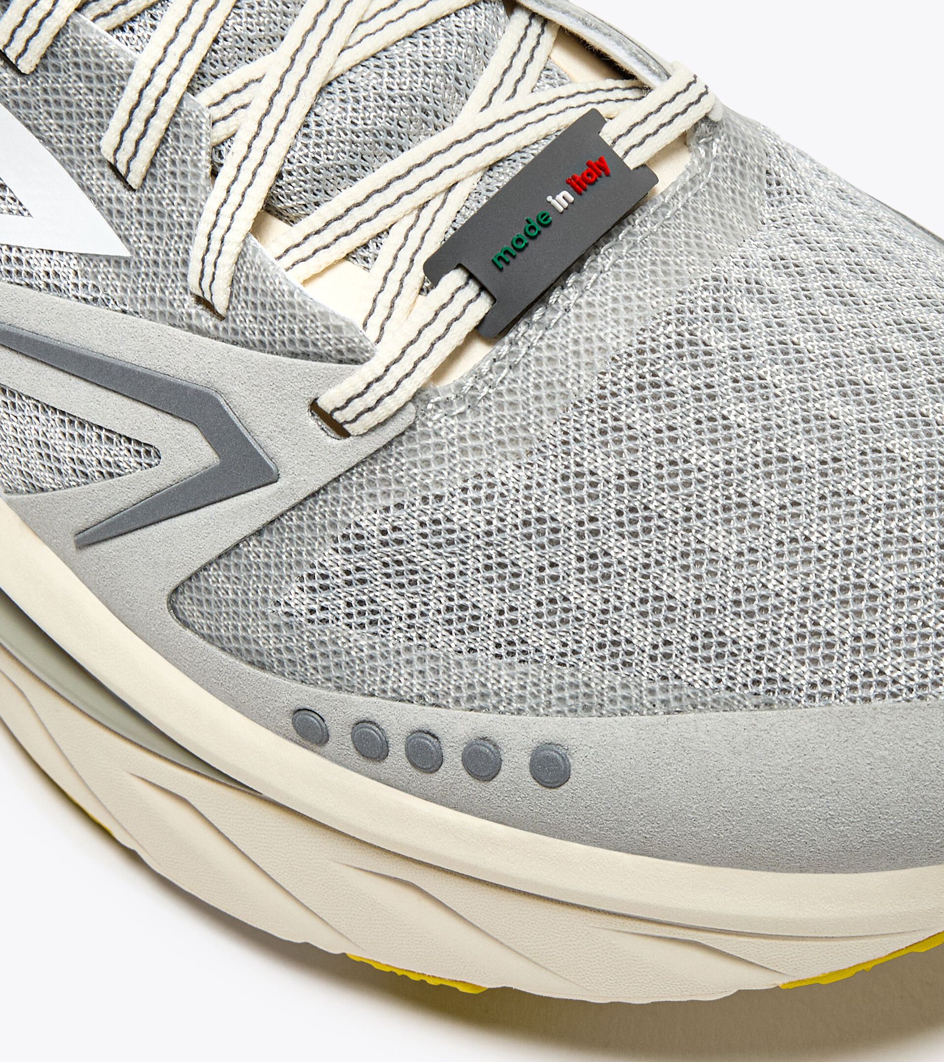 Made in Italy running shoe - Lightness and cushioning - All gender ATOMO V7000-2 SILVER DD/WHISPER WHITE - Diadora