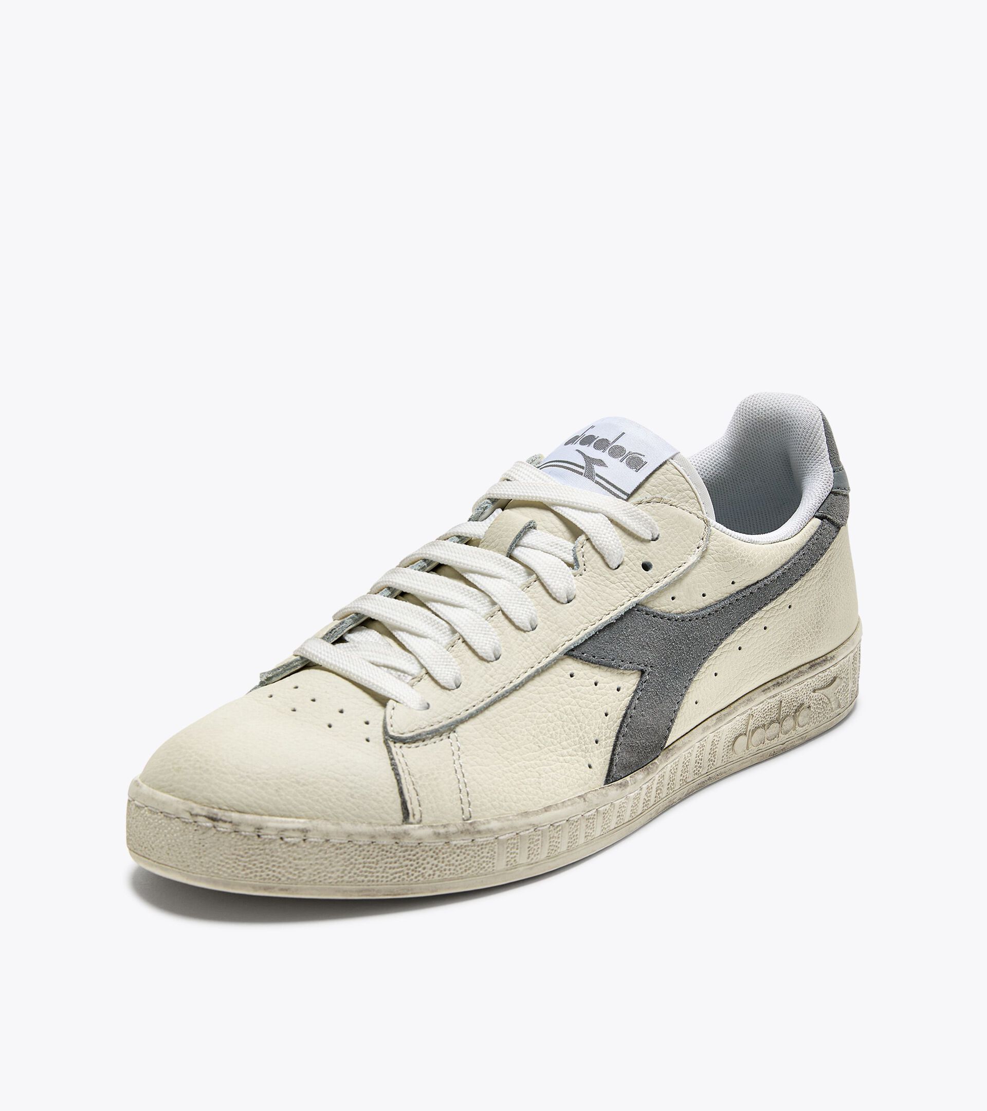 Sporty sneakers - Gender neutral GAME L LOW WAXED SUEDE POP WHITE/ULTIMATE GRAY - Diadora
