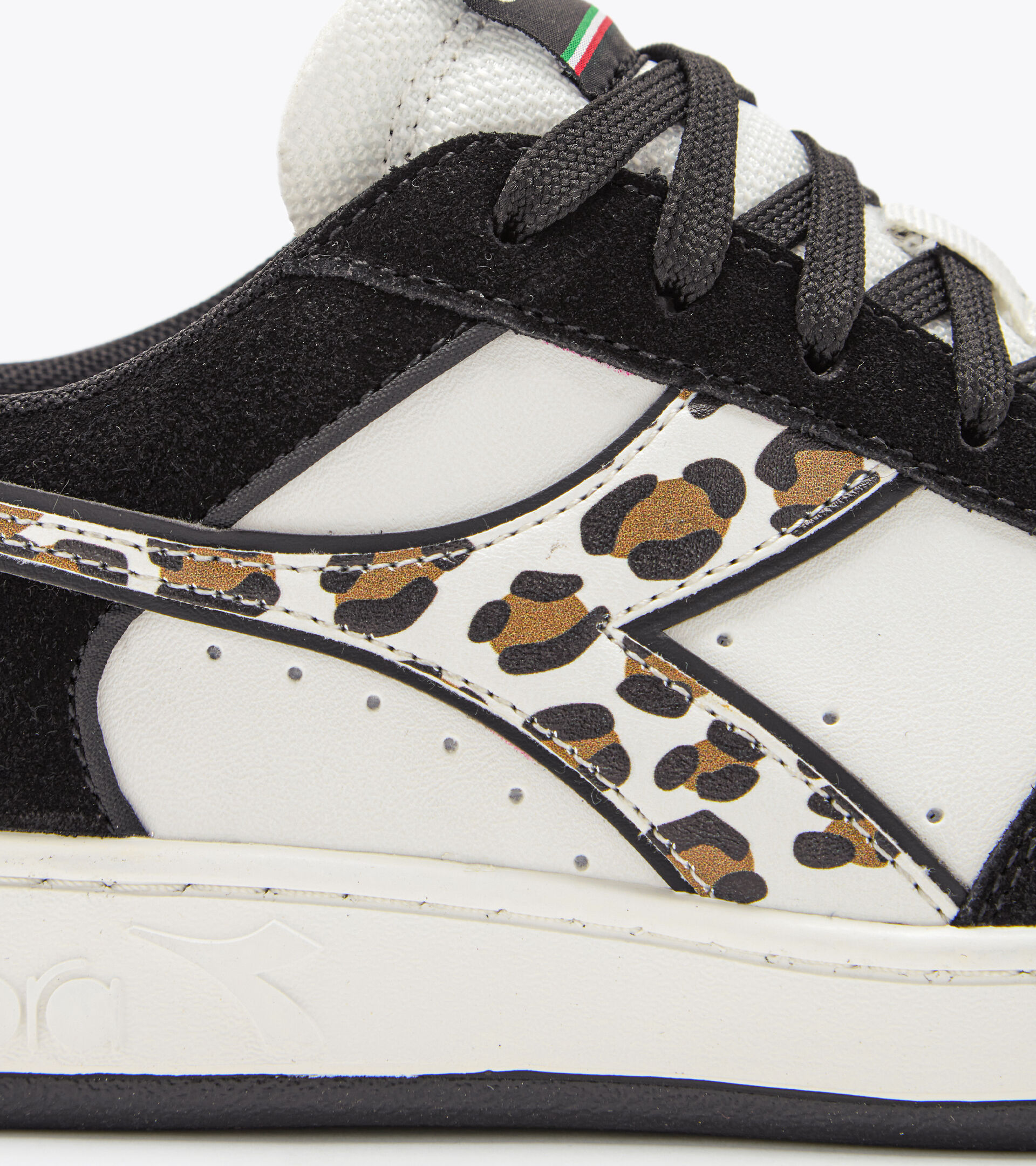 Sports shoes - Women
 MAGIC BASKET LOW PANTHER WN WHITE/BLACK - Diadora